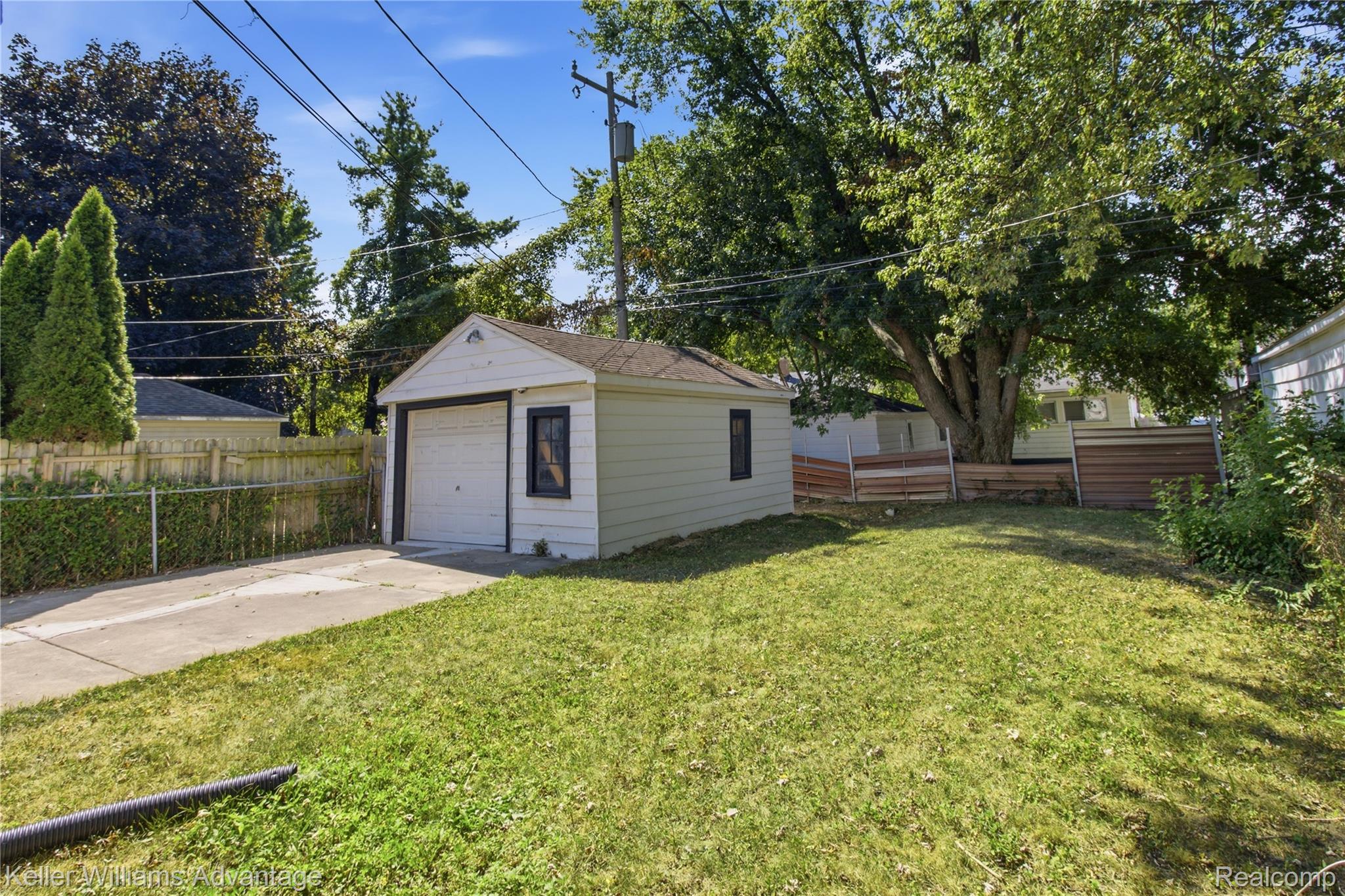 18948 Kenosha Street Property Photo 19