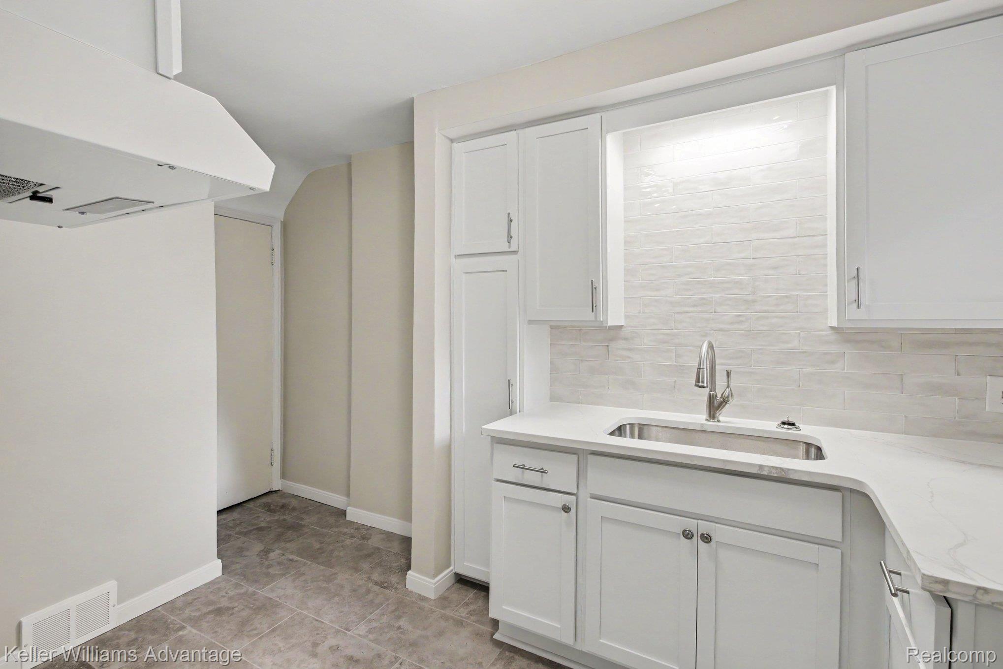 24434 W Chicago Property Photo 4