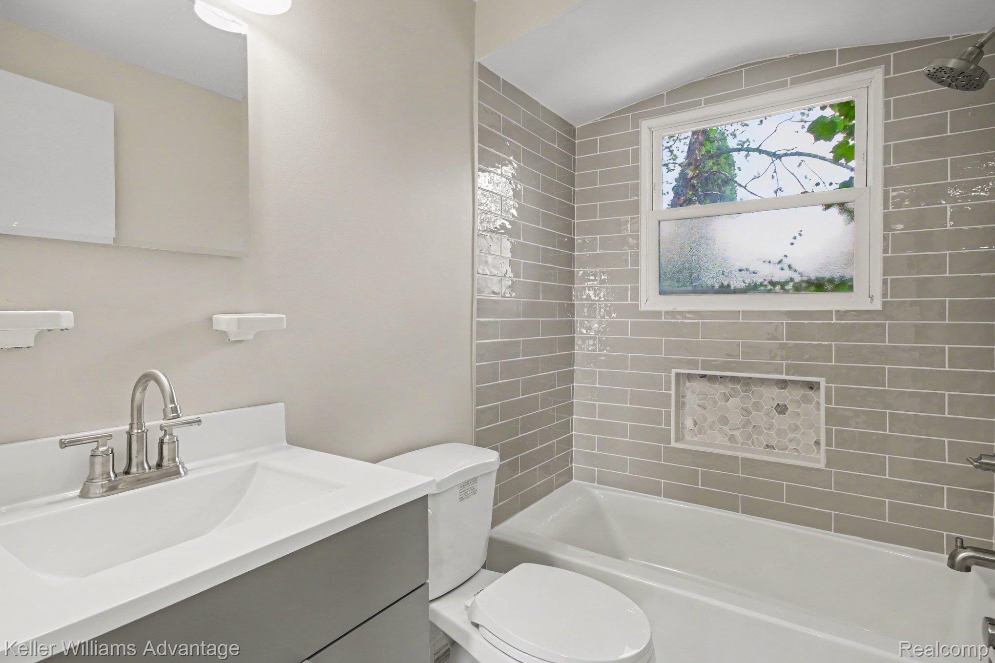 24434 W Chicago Property Photo 6