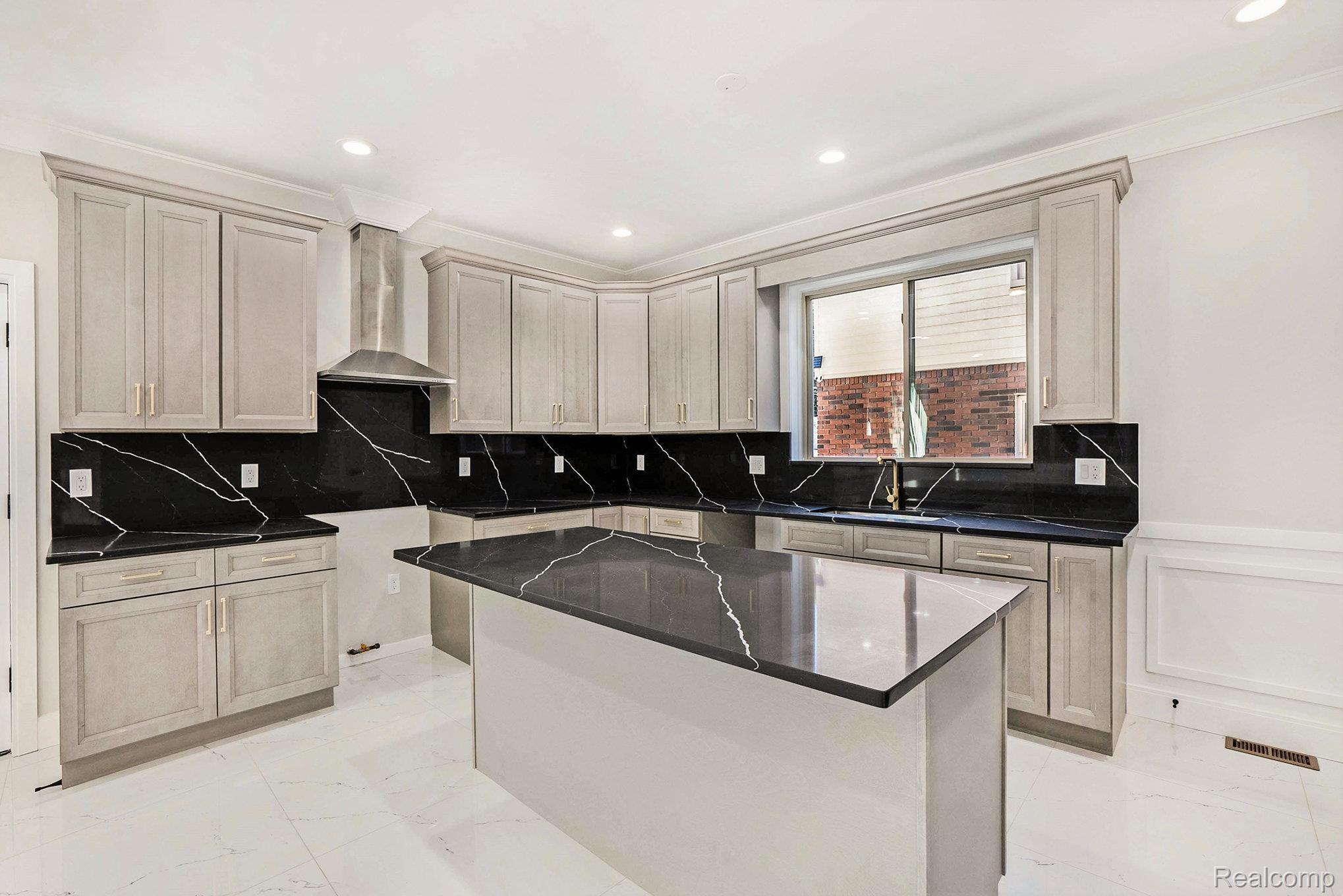 7634 Pinehurst Street Property Photo 10