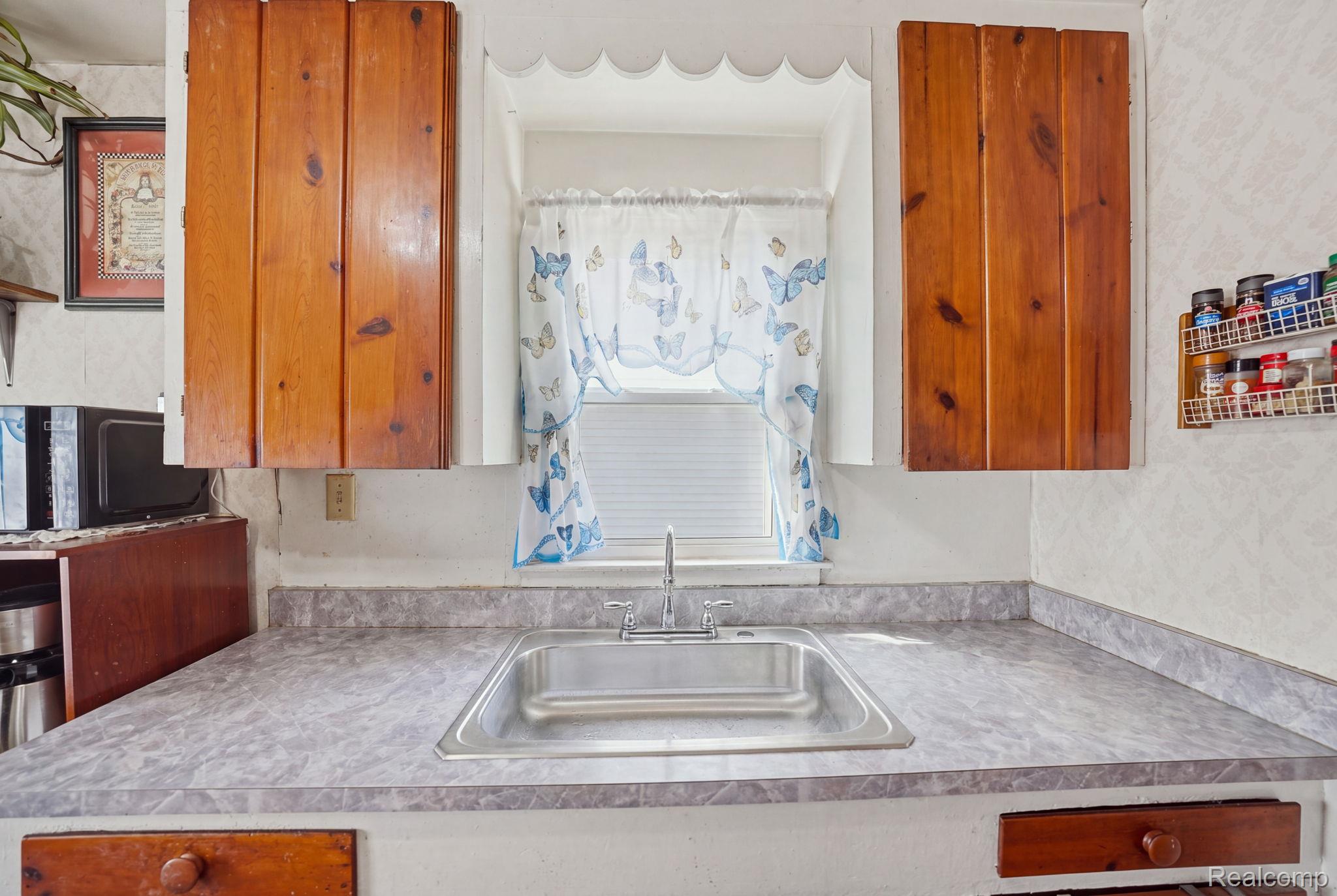 27361 Osmun Street Property Photo 8