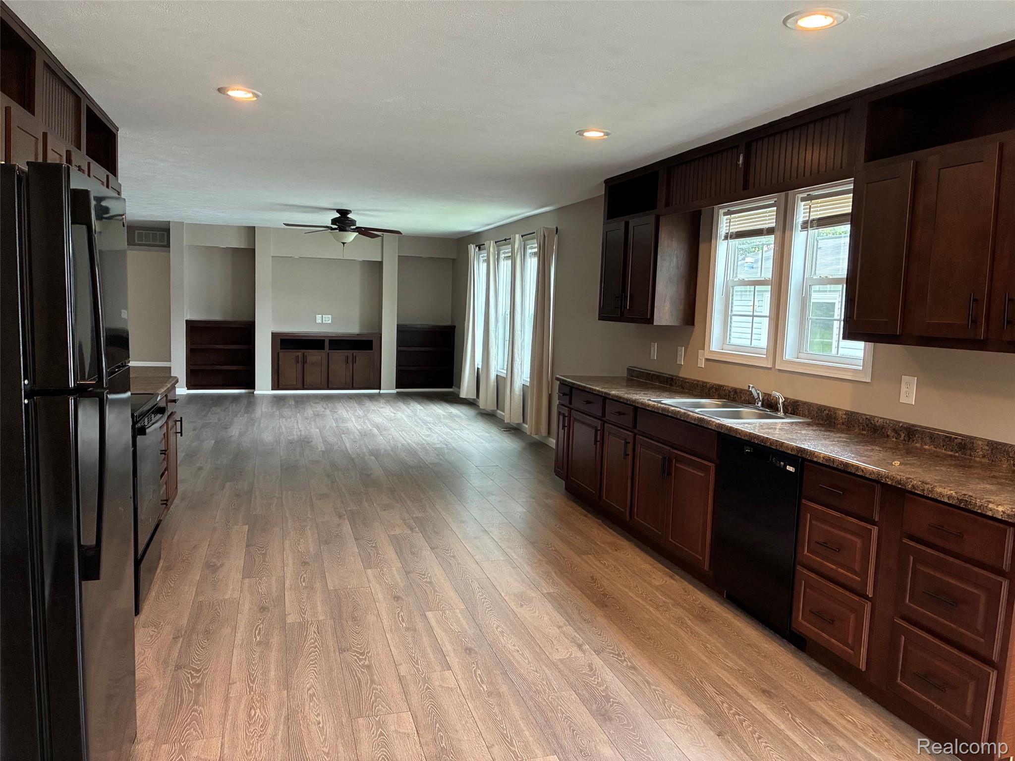 540 E Pond View Property Photo 2