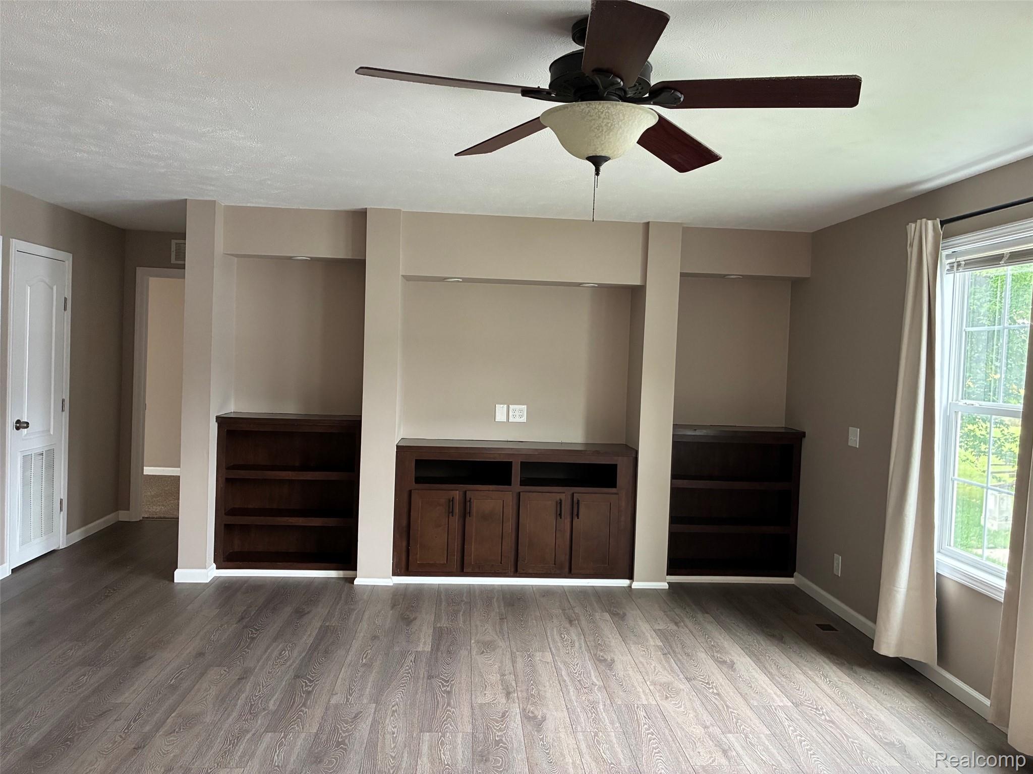 540 E Pond View Property Photo 7