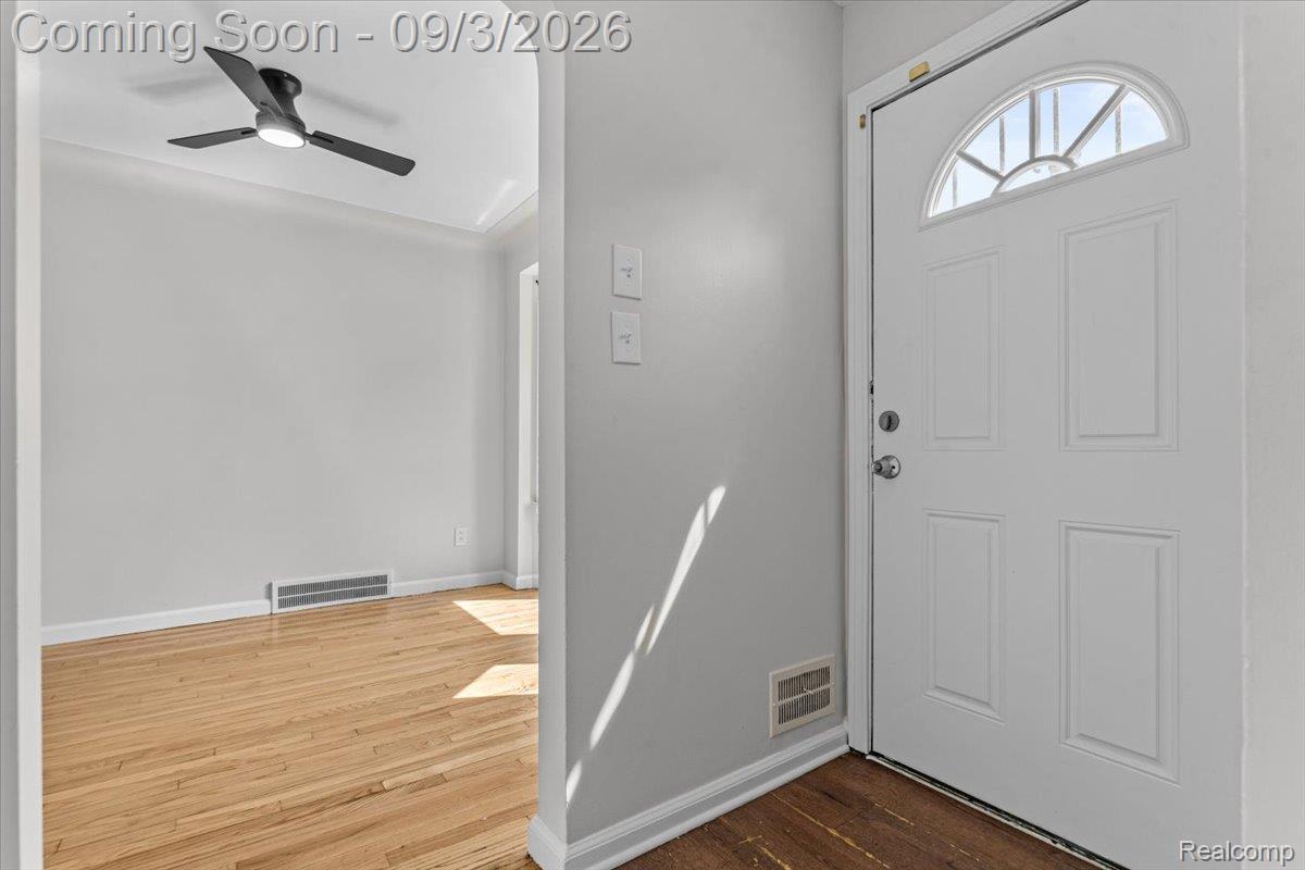 8550 W Outer Drive Property Photo 3