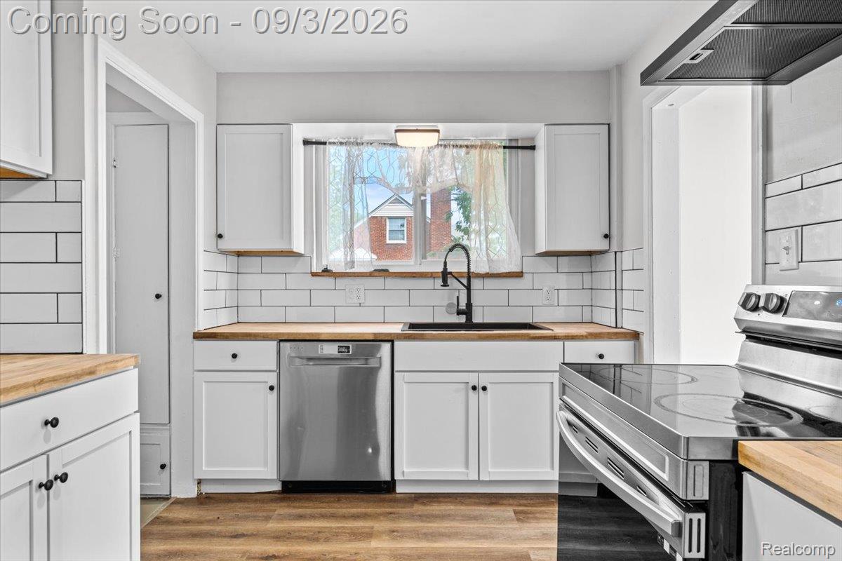 8550 W Outer Drive Property Photo 9