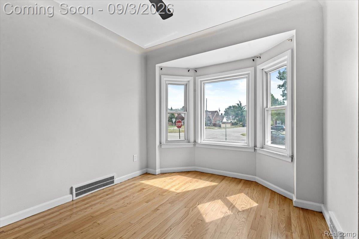 8550 W Outer Drive Property Photo 14