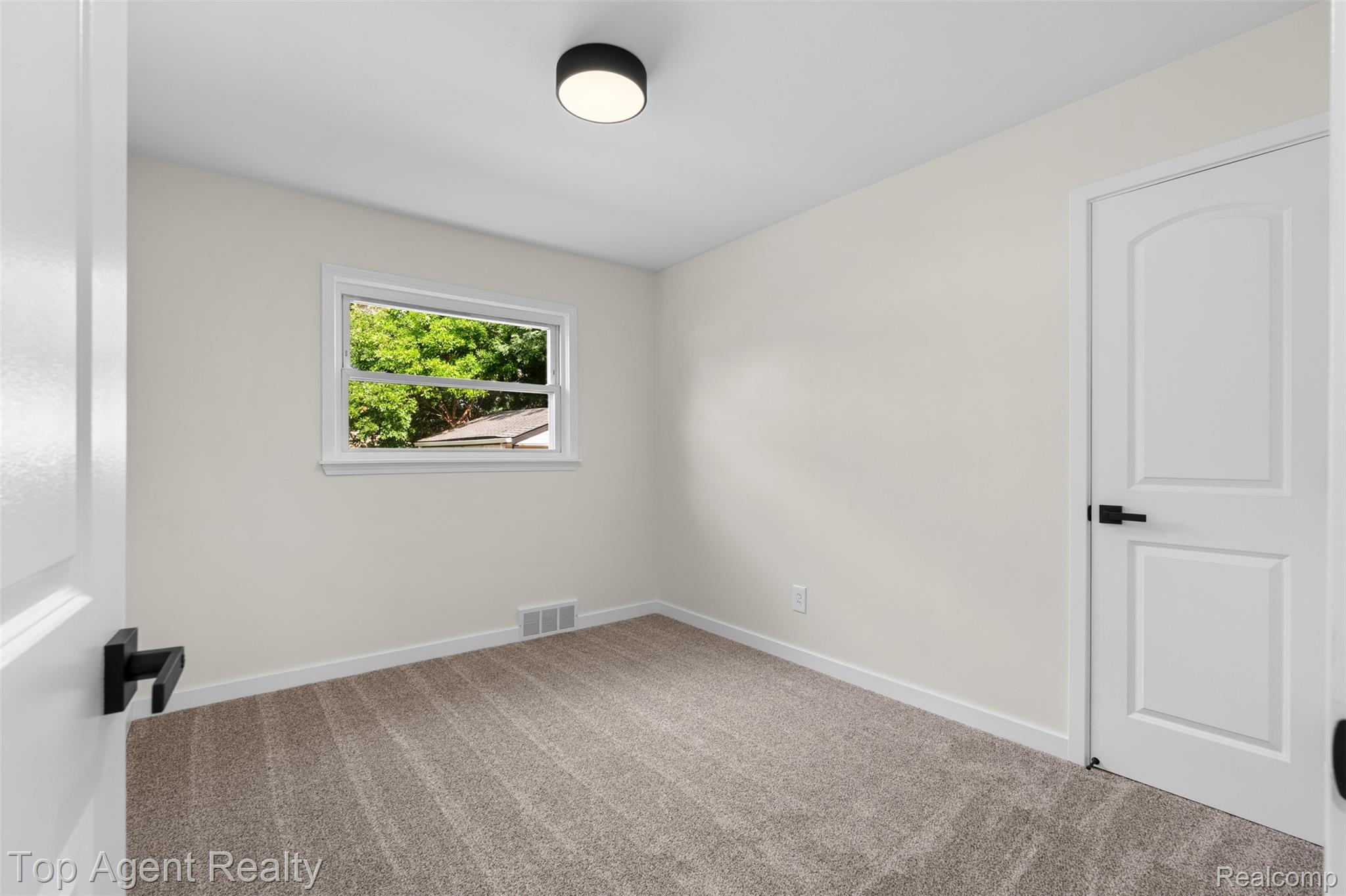 15110 Drake Street Property Photo 18