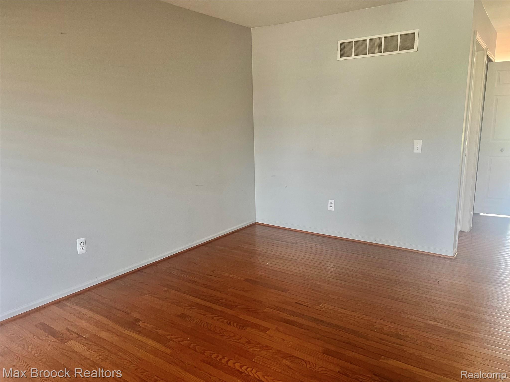 302 Summerfield Drive Property Photo 2