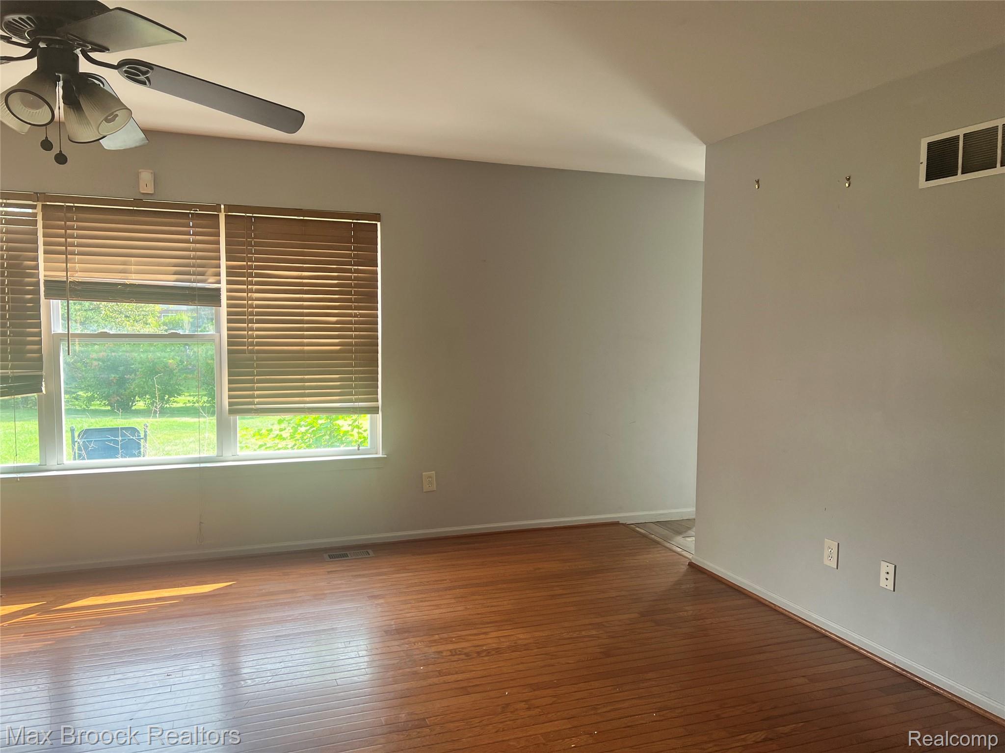 302 Summerfield Drive Property Photo 4