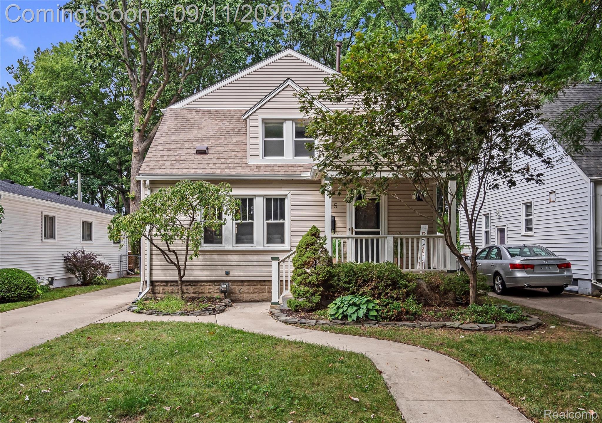 915 E 6th Street Property Photo 1