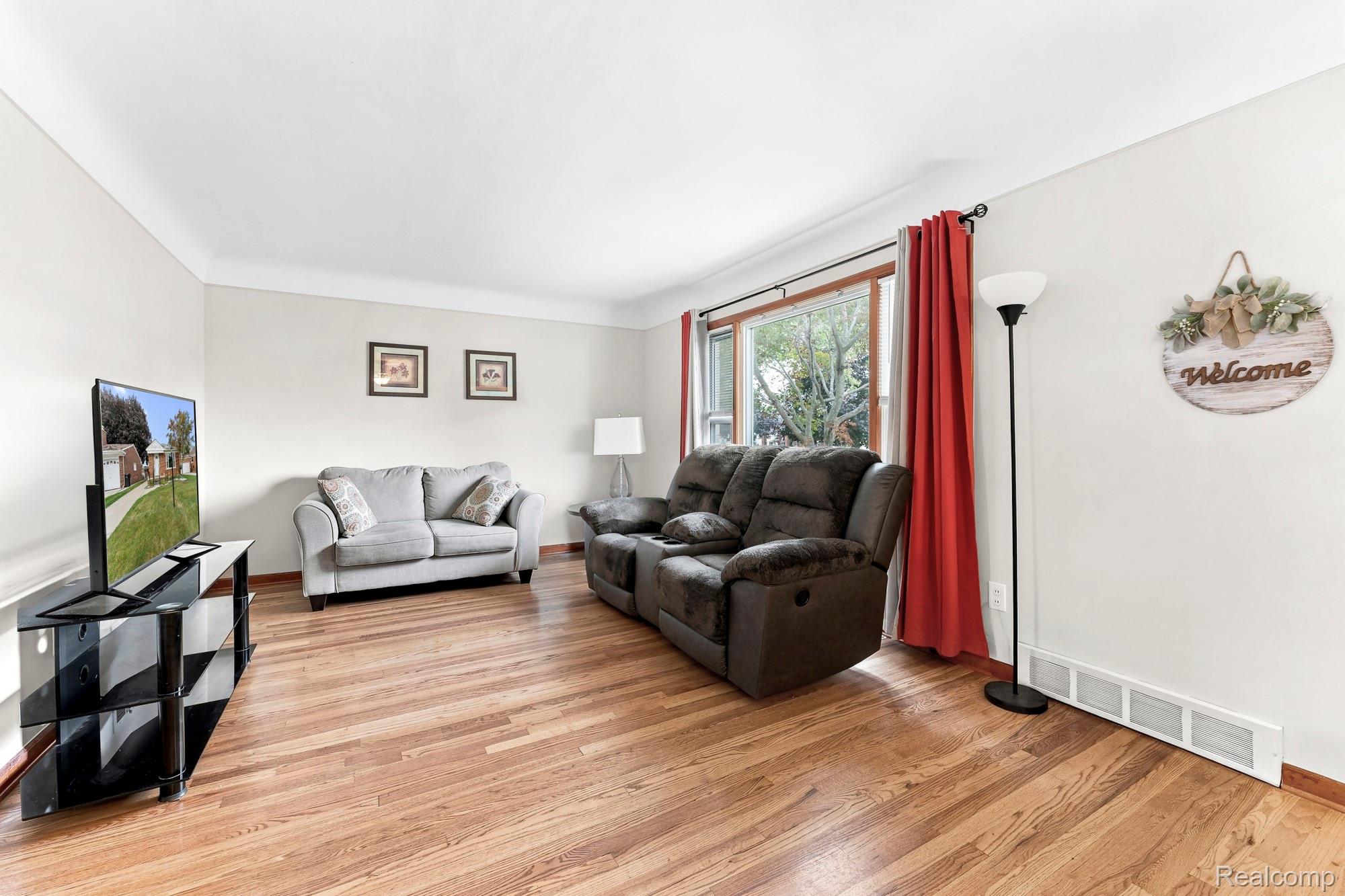 9934 Manor Avenue Property Photo 3