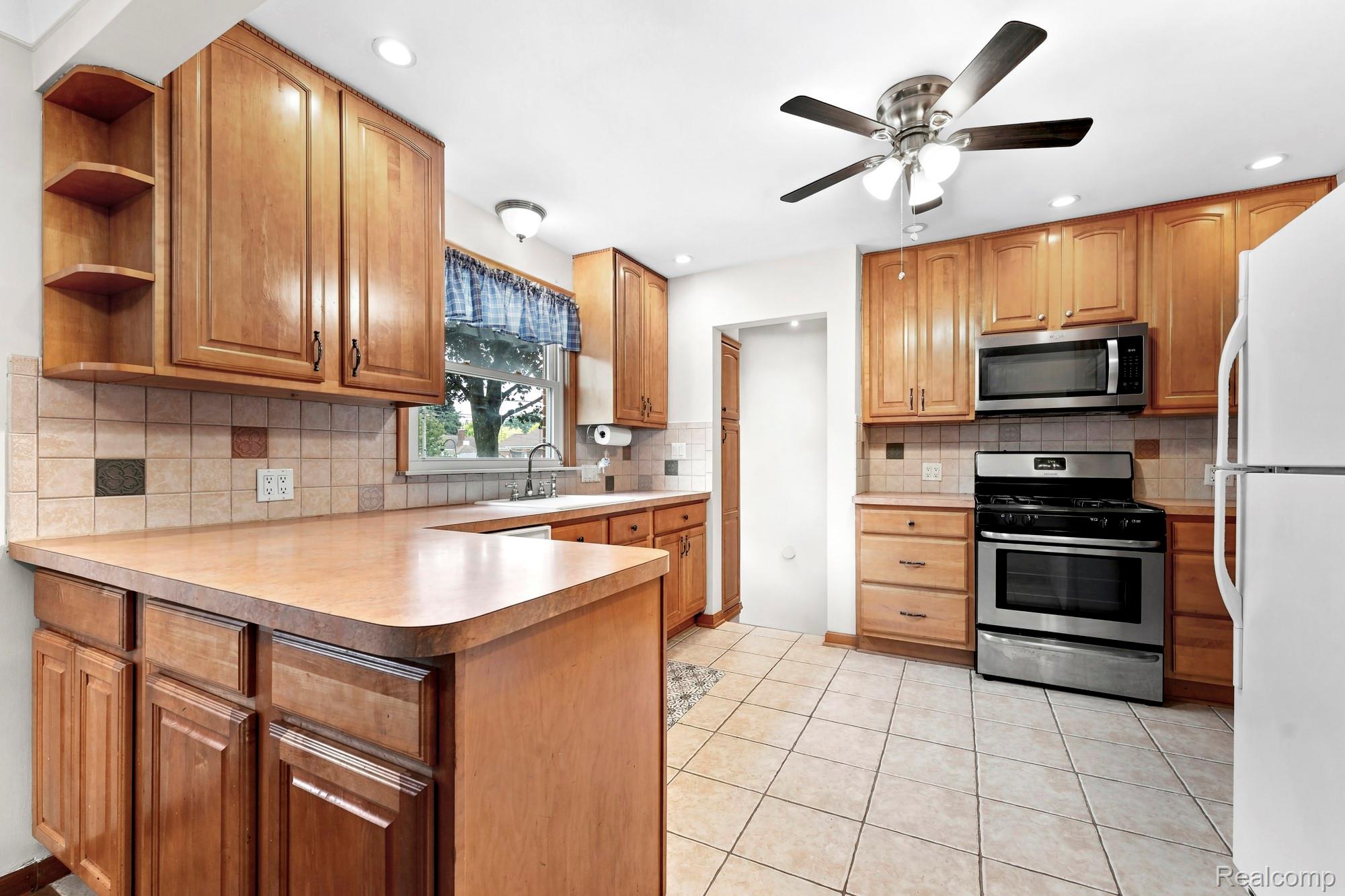 9934 Manor Avenue Property Photo 7