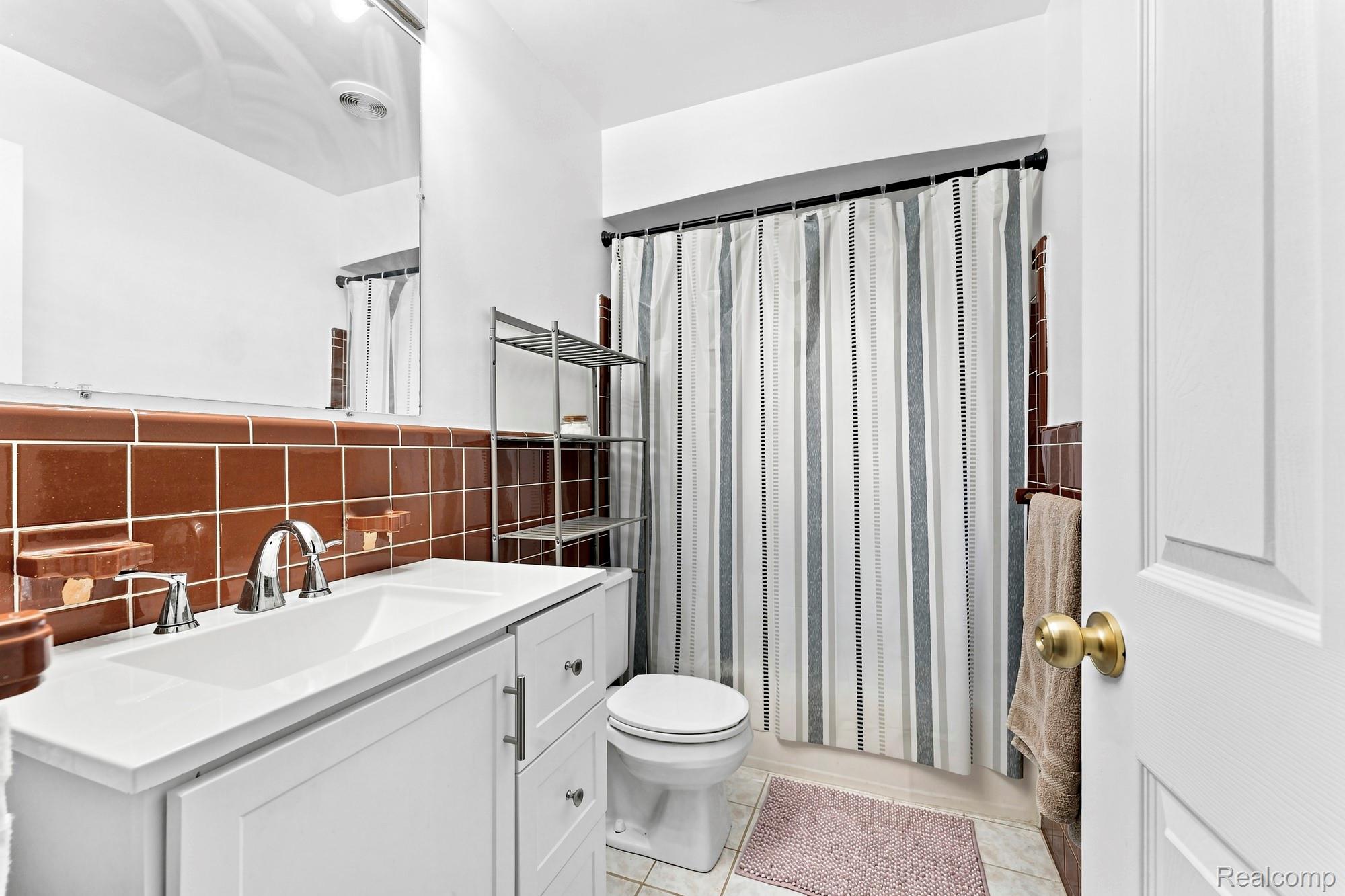 9934 Manor Avenue Property Photo 12