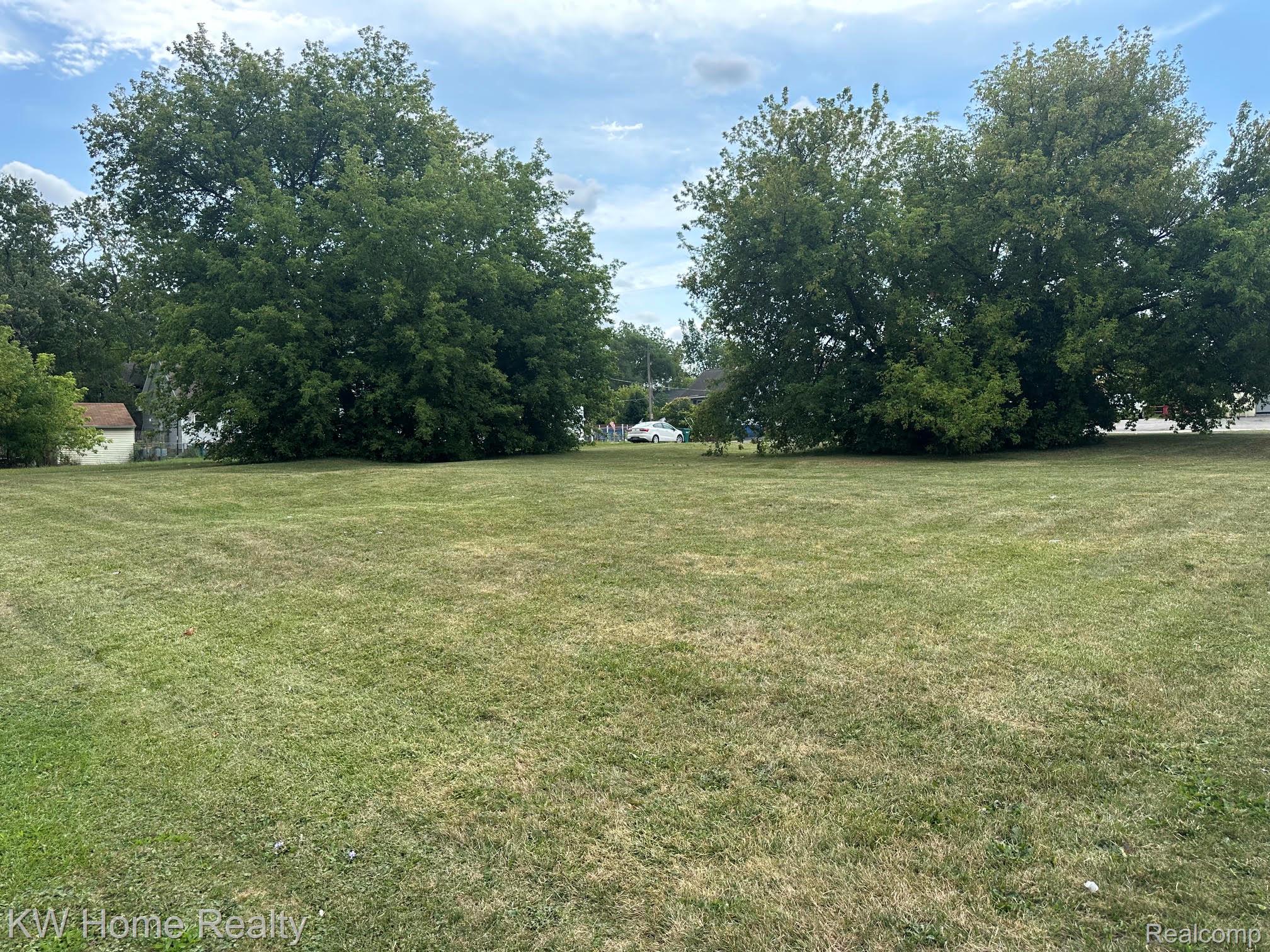 11916 N Saginaw Street Property Photo 1