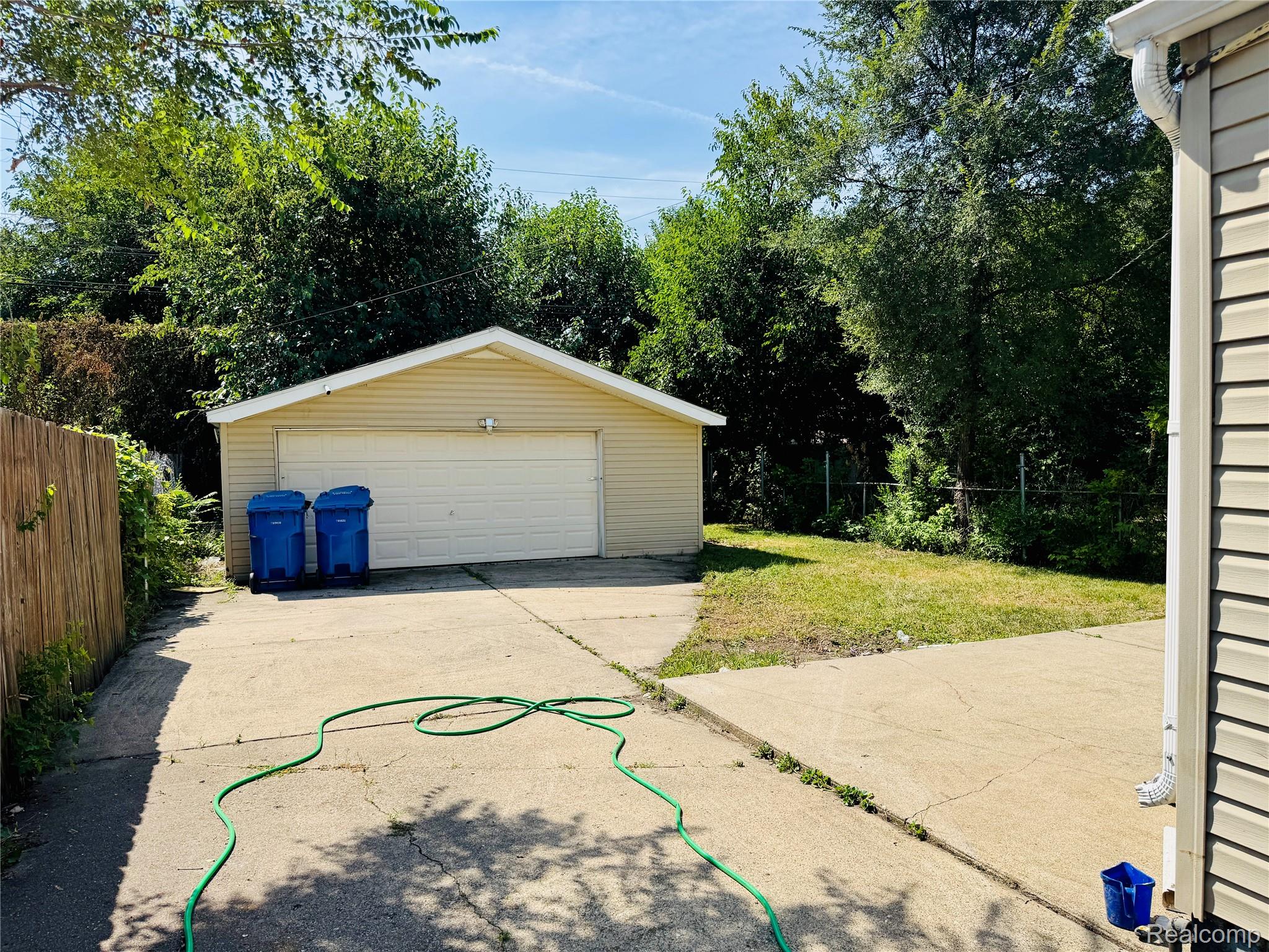 2184 Garrick Avenue Property Photo 3
