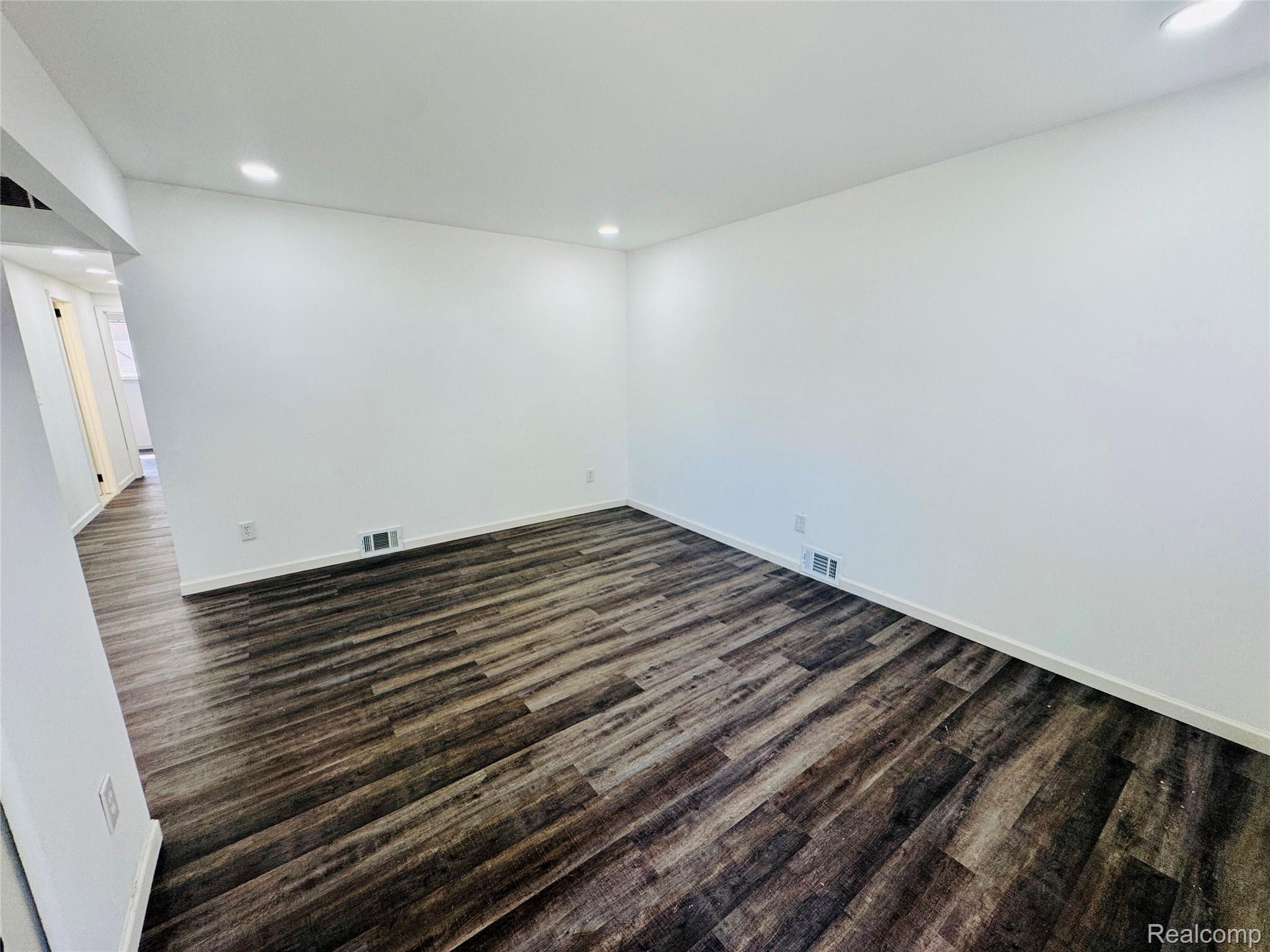 2184 Garrick Avenue Property Photo 5