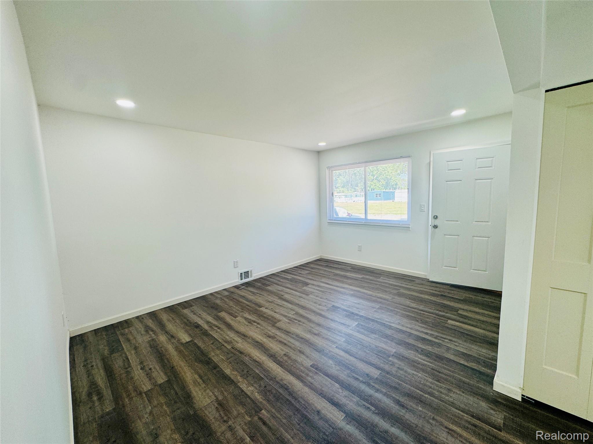 2184 Garrick Avenue Property Photo 6