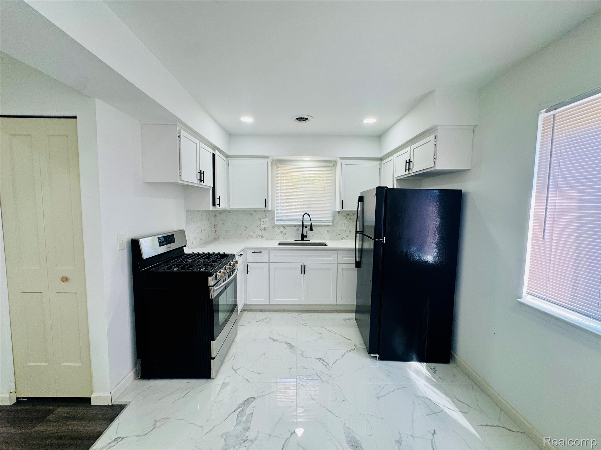 2184 Garrick Avenue Property Photo 8