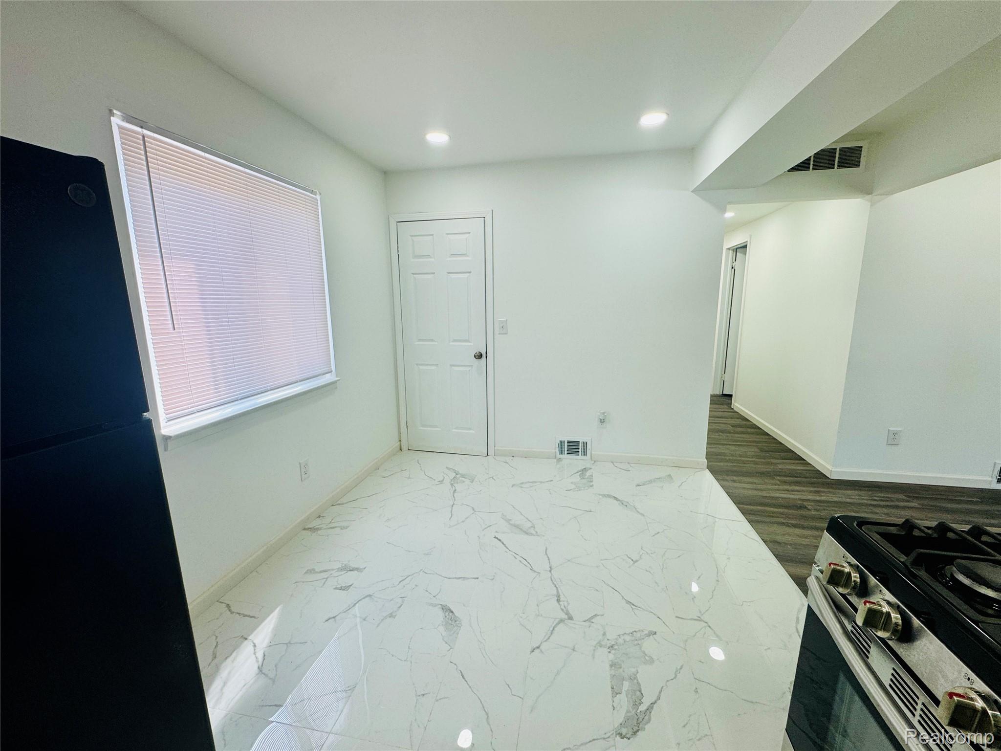 2184 Garrick Avenue Property Photo 9