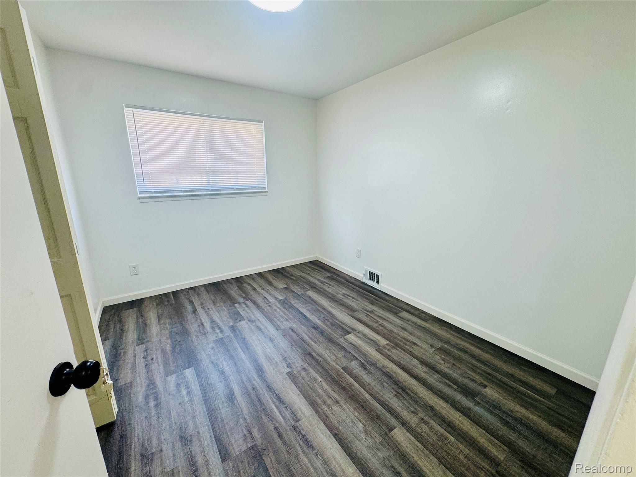 2184 Garrick Avenue Property Photo 11