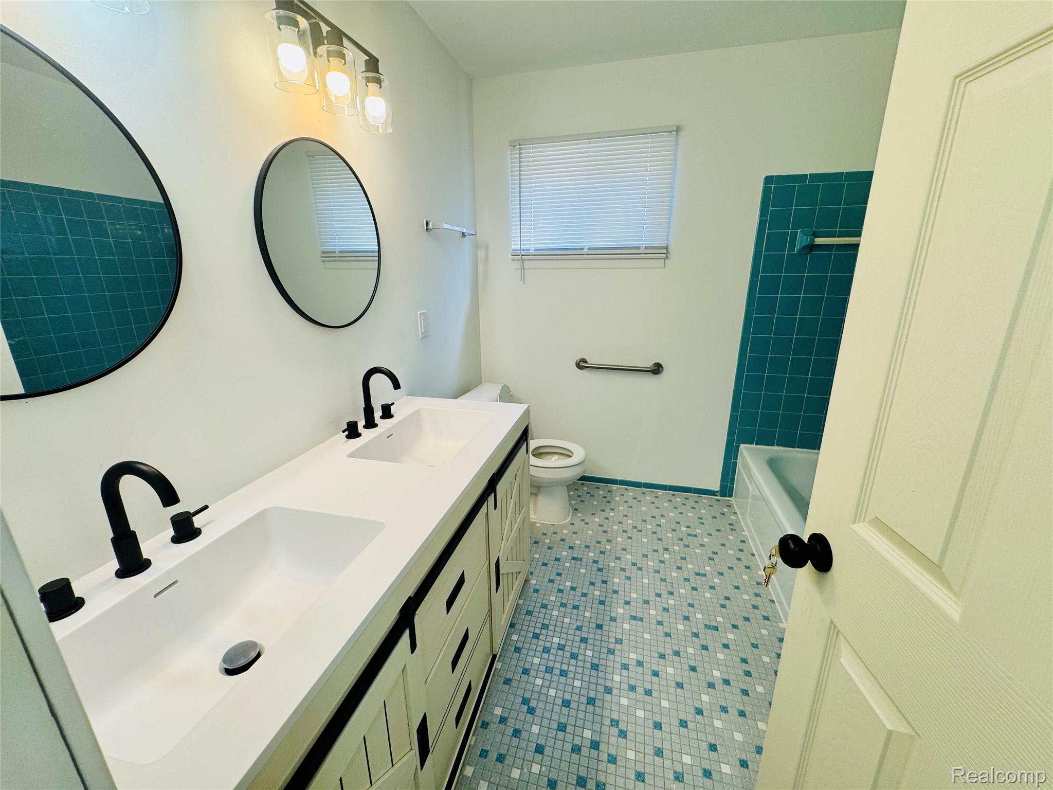 2184 Garrick Avenue Property Photo 17