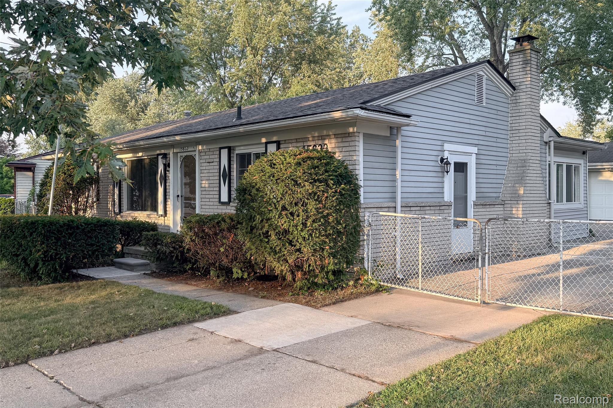 15633 Harriet Street Property Photo 4
