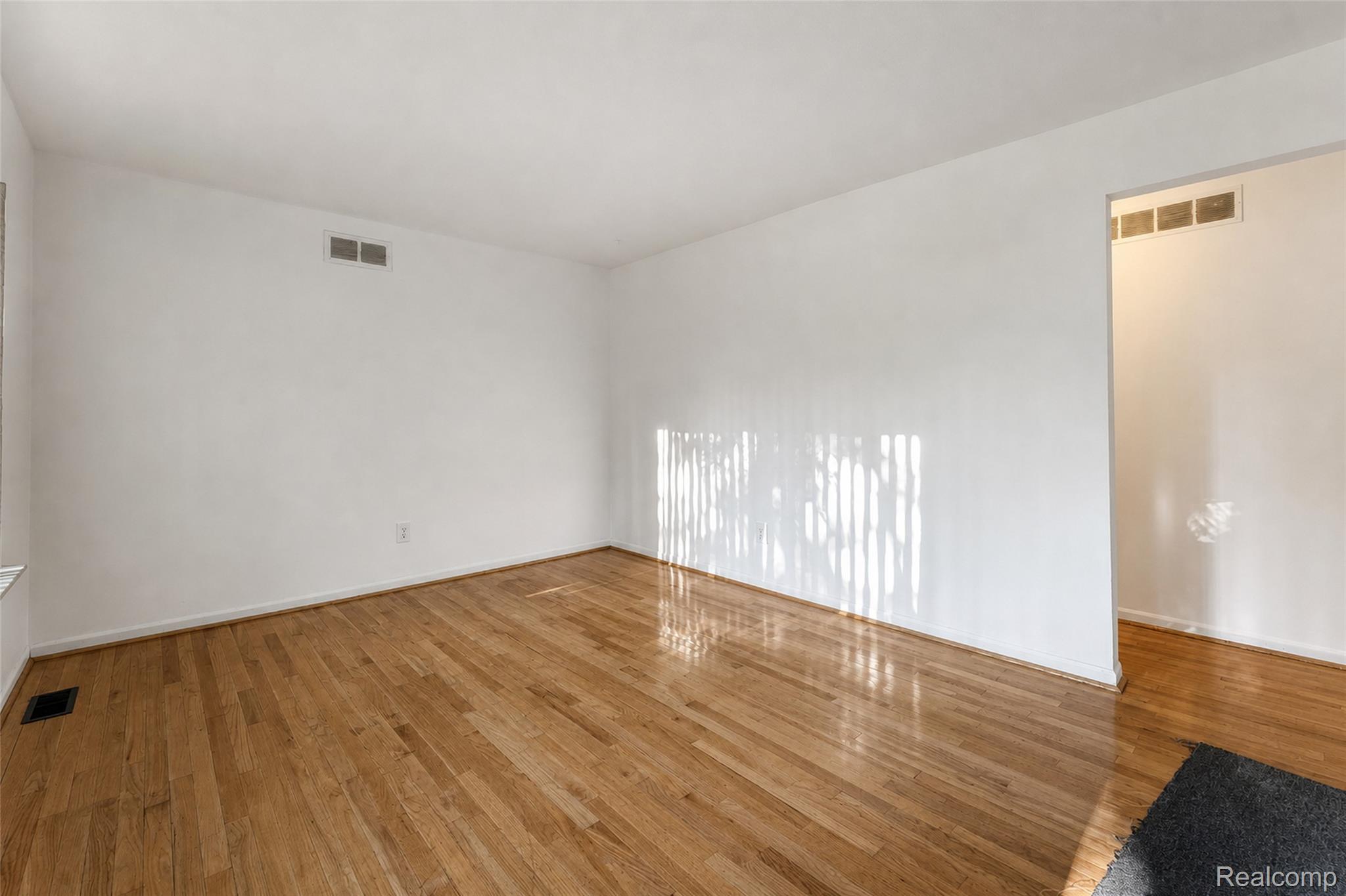 15633 Harriet Street Property Photo 5
