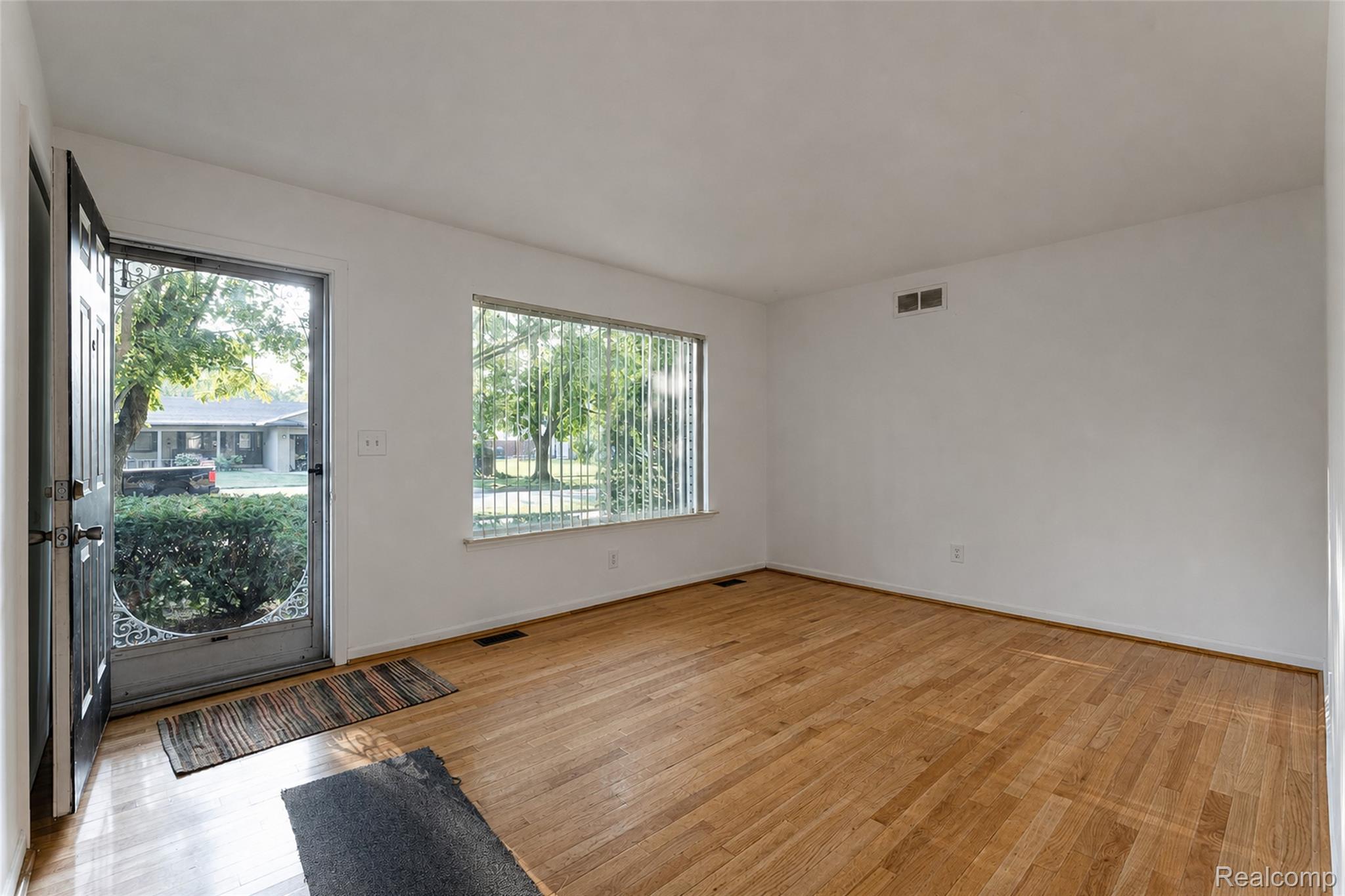 15633 Harriet Street Property Photo 6