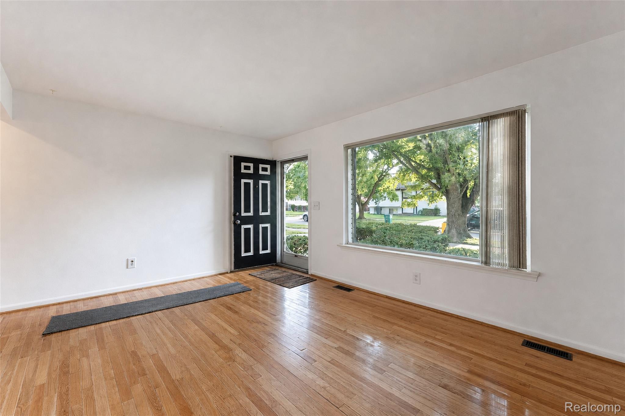 15633 Harriet Street Property Photo 7