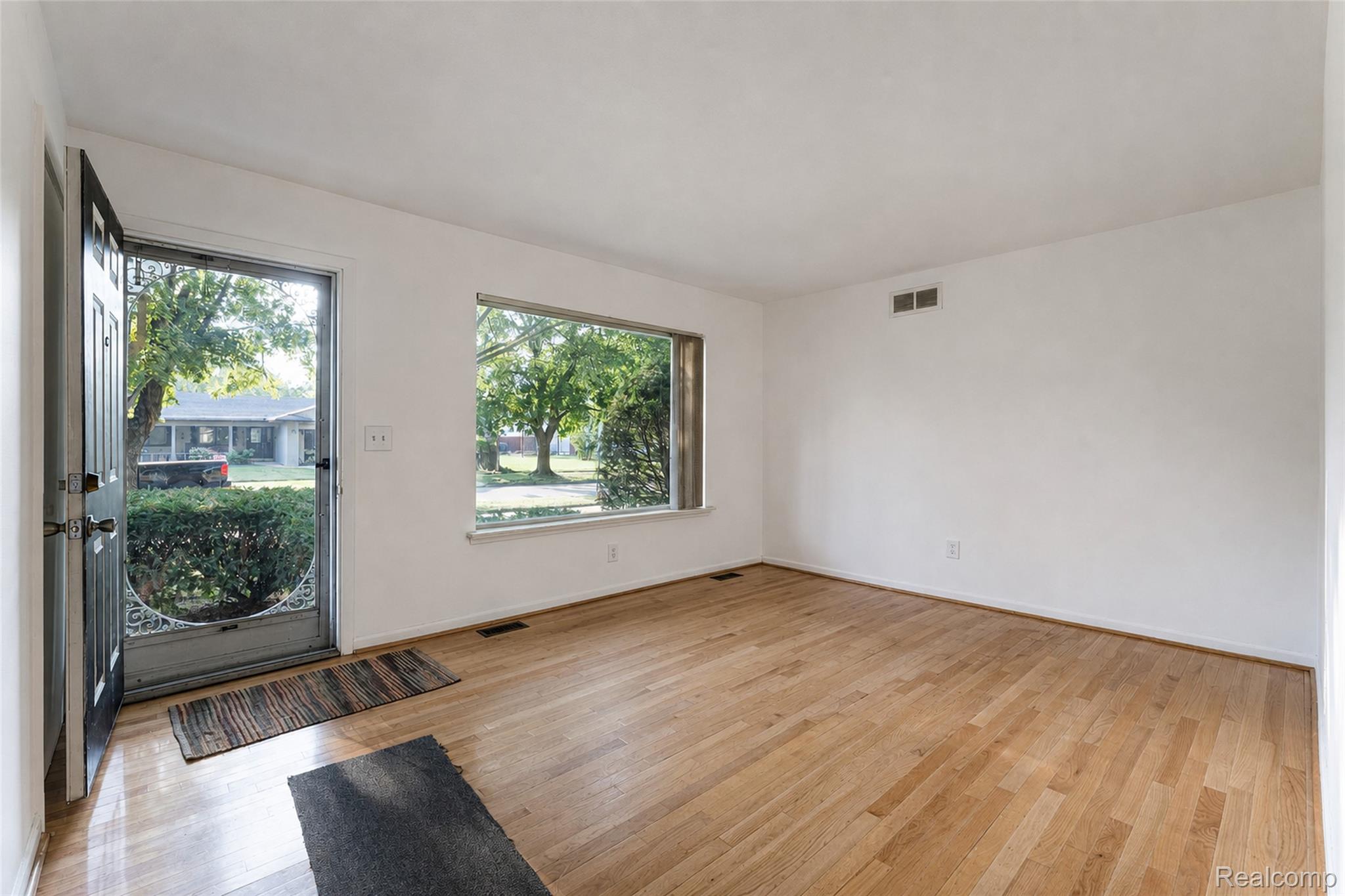 15633 Harriet Street Property Photo 8