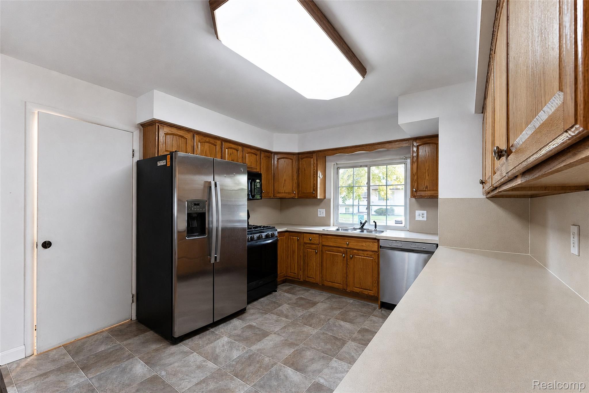 15633 Harriet Street Property Photo 14