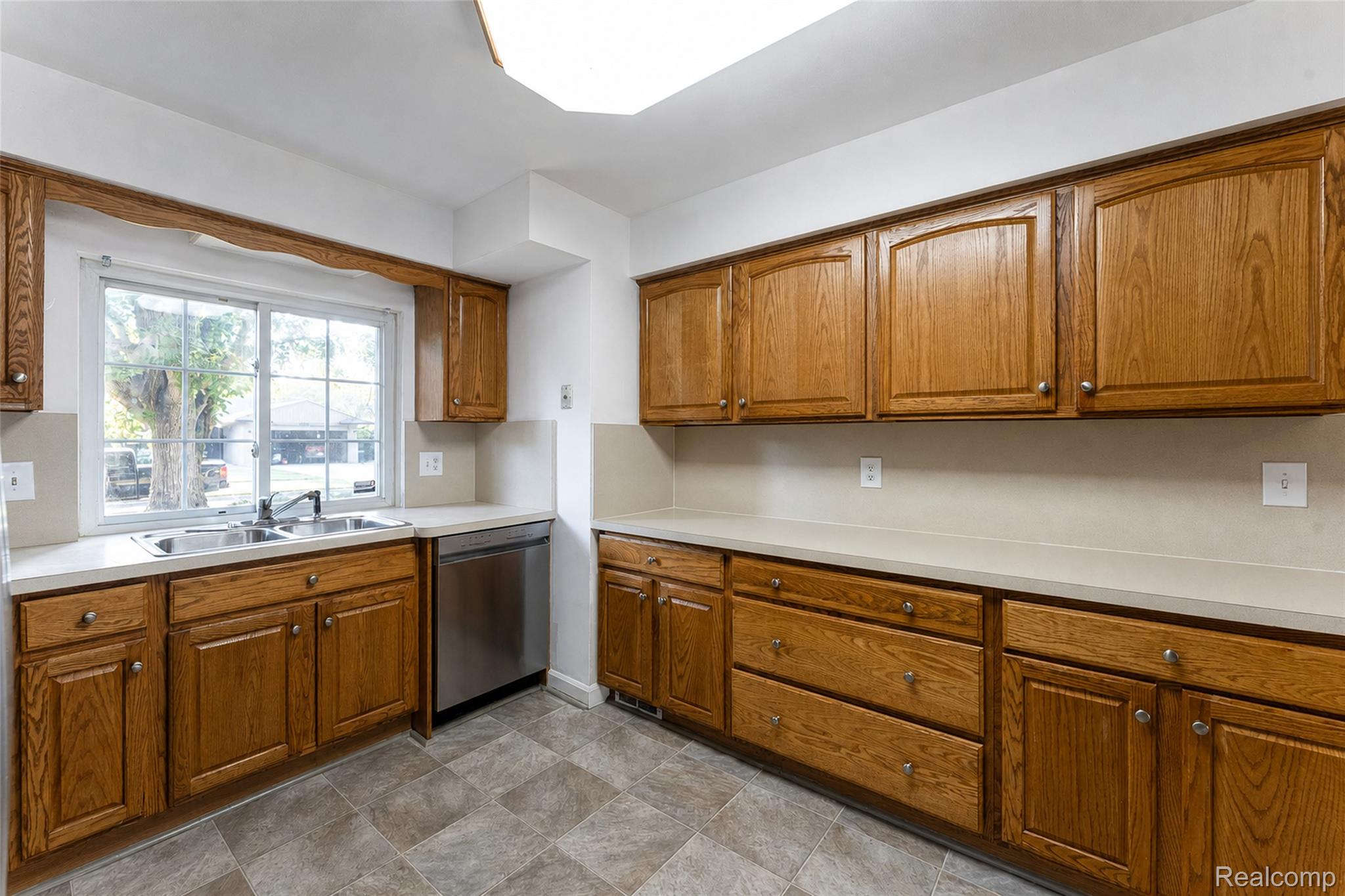 15633 Harriet Street Property Photo 15