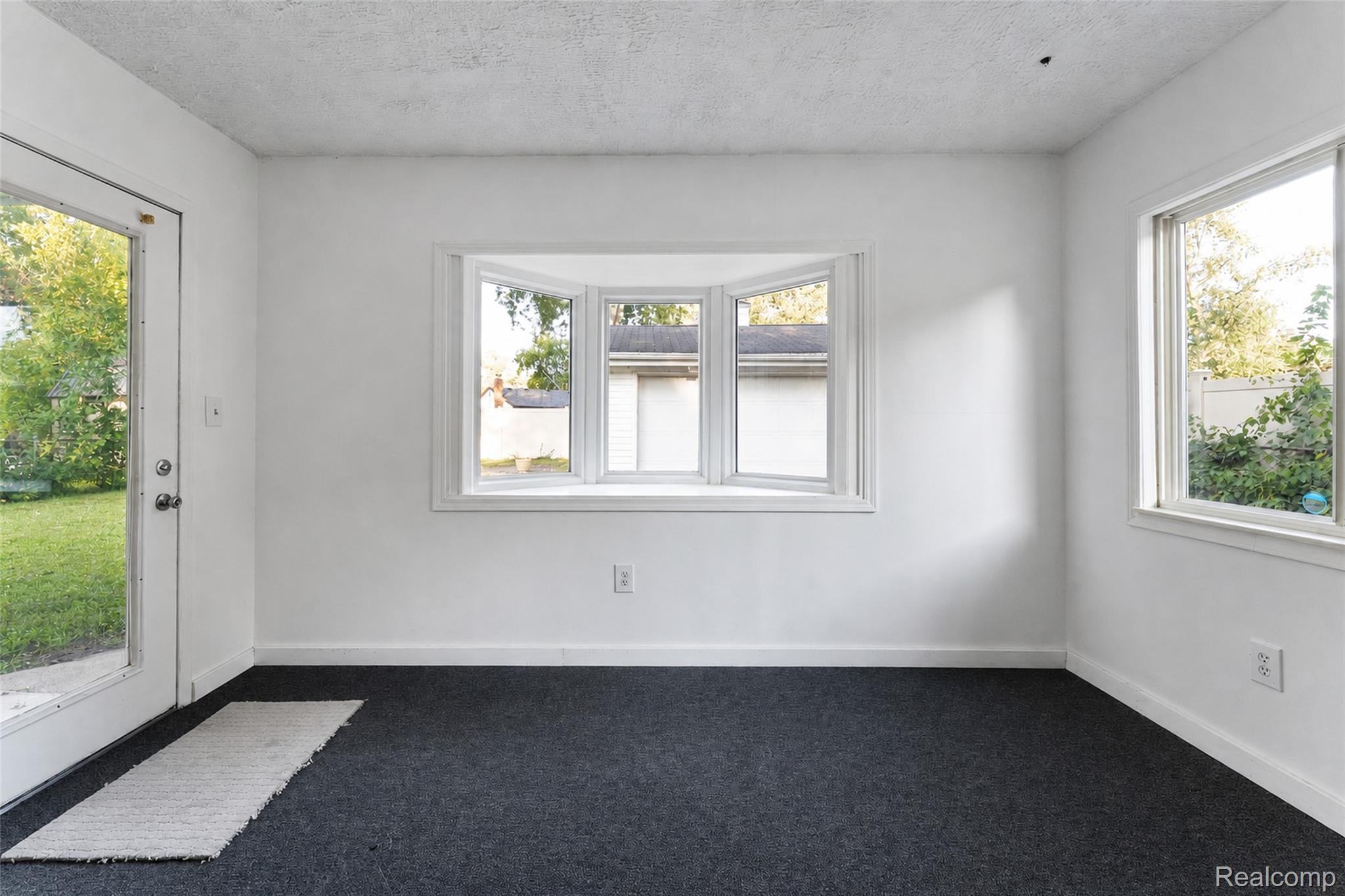 15633 Harriet Street Property Photo 20