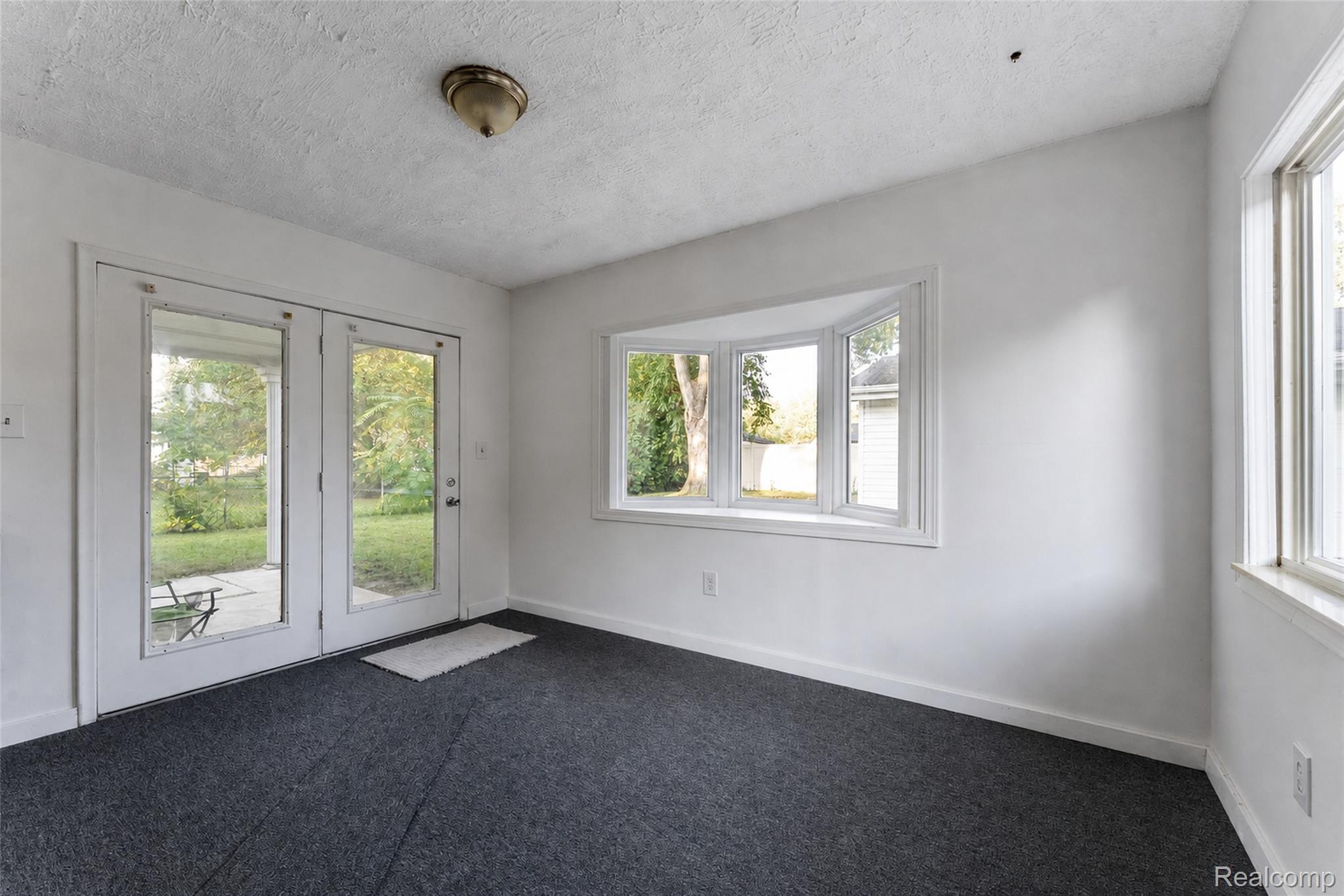 15633 Harriet Street Property Photo 22