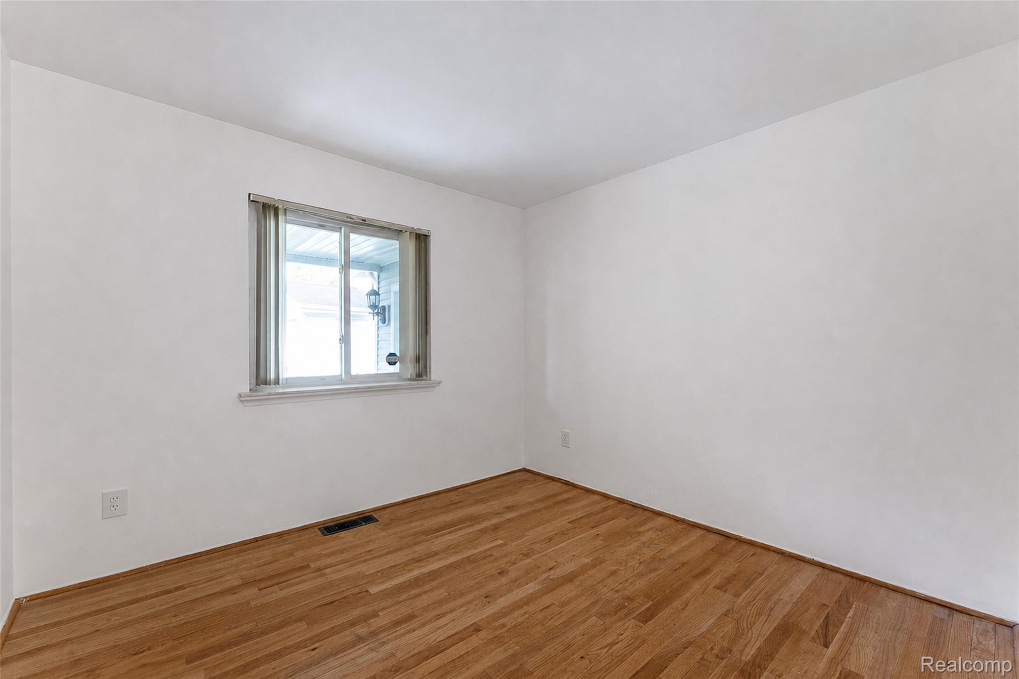 15633 Harriet Street Property Photo 24