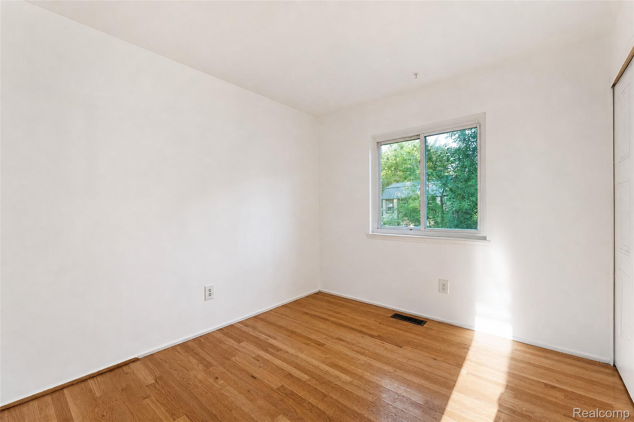15633 Harriet Street Property Photo 27