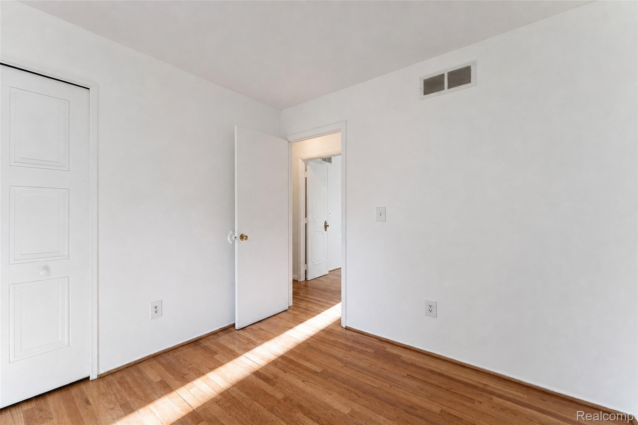 15633 Harriet Street Property Photo 28
