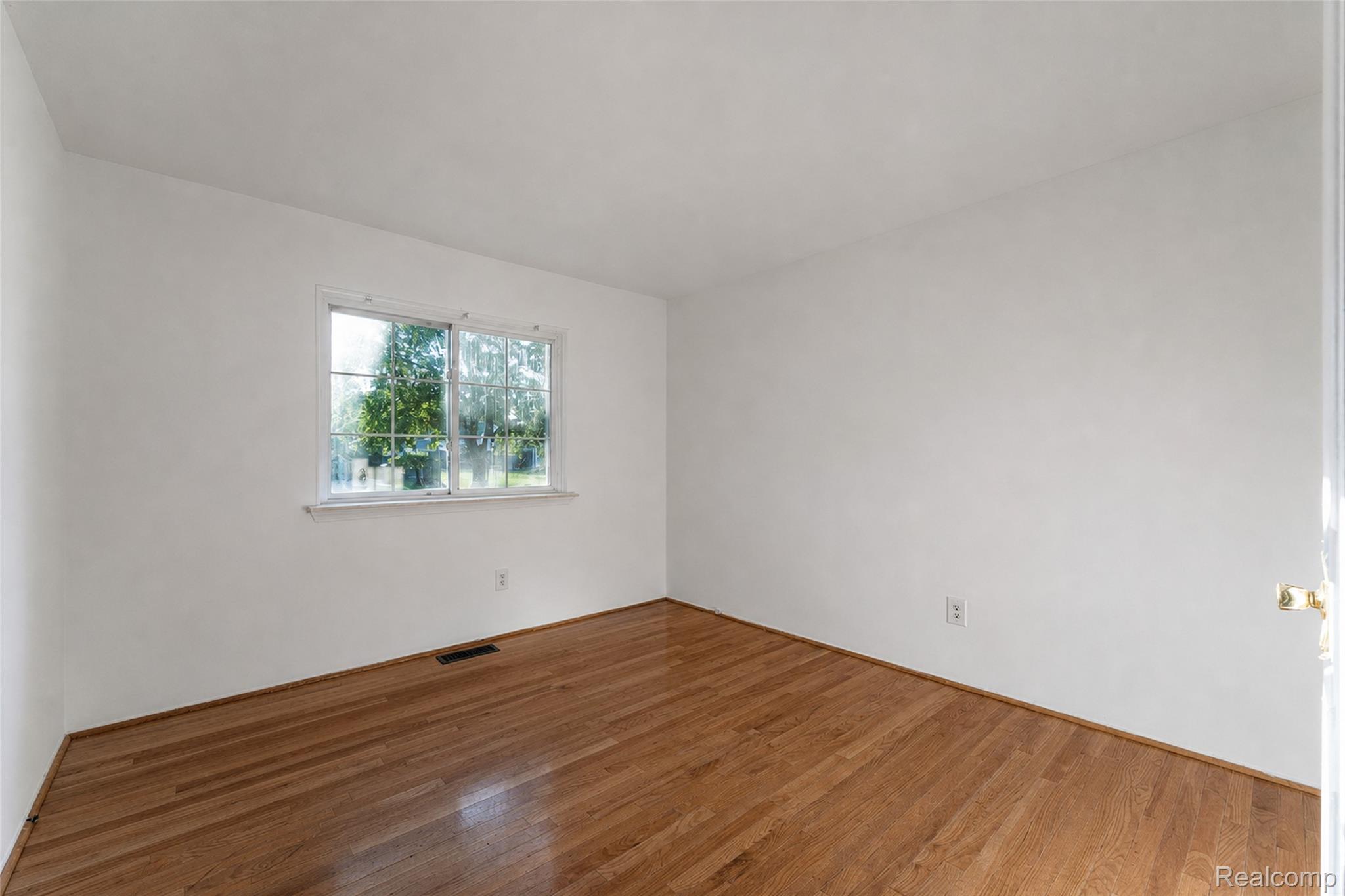 15633 Harriet Street Property Photo 29