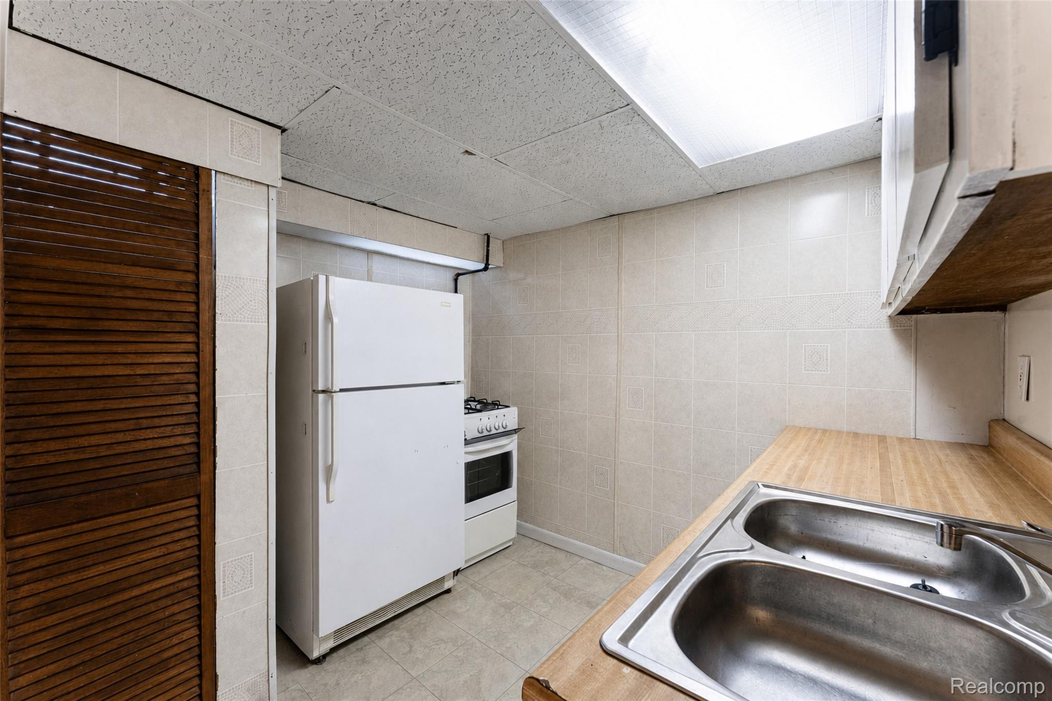 15633 Harriet Street Property Photo 37