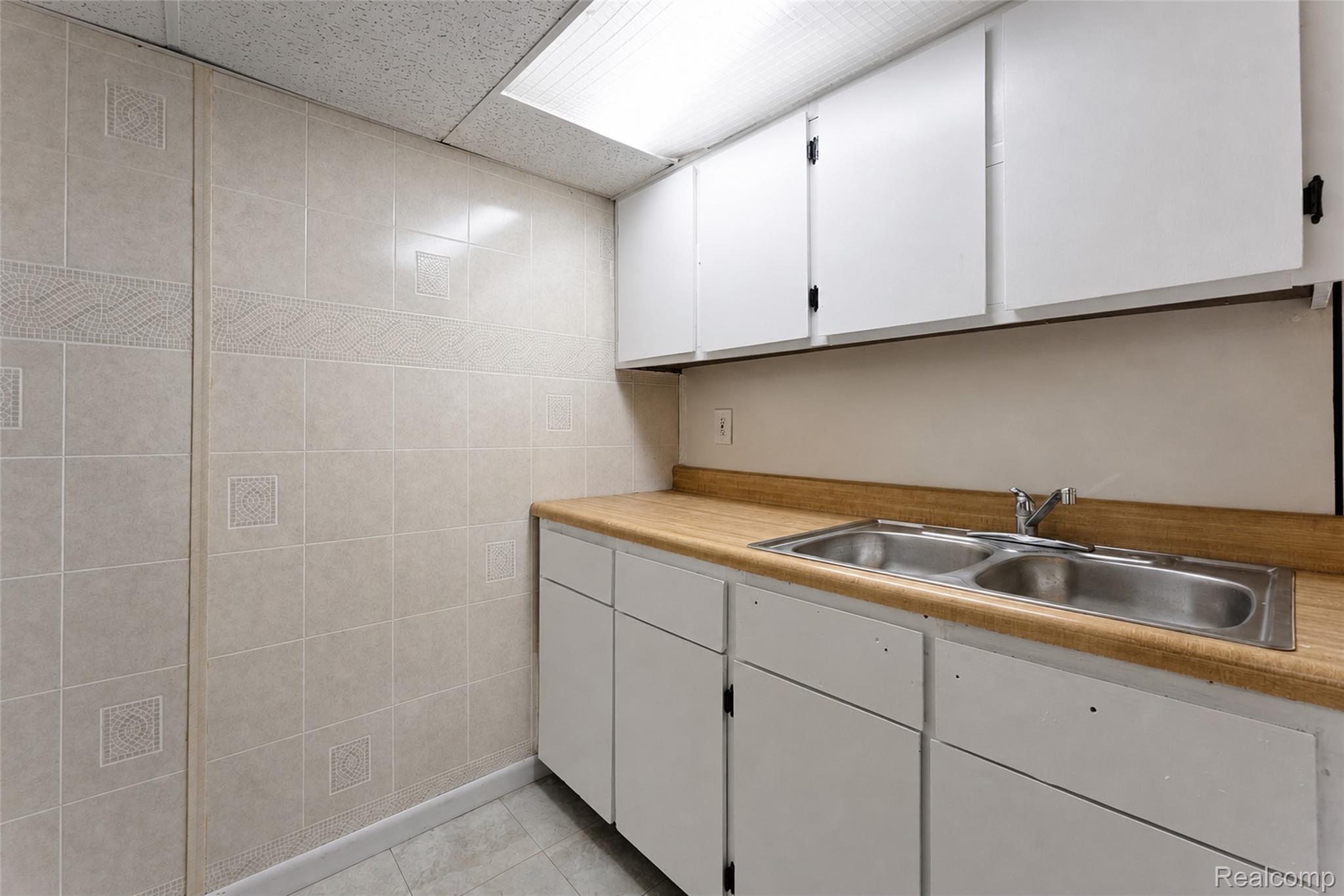 15633 Harriet Street Property Photo 38