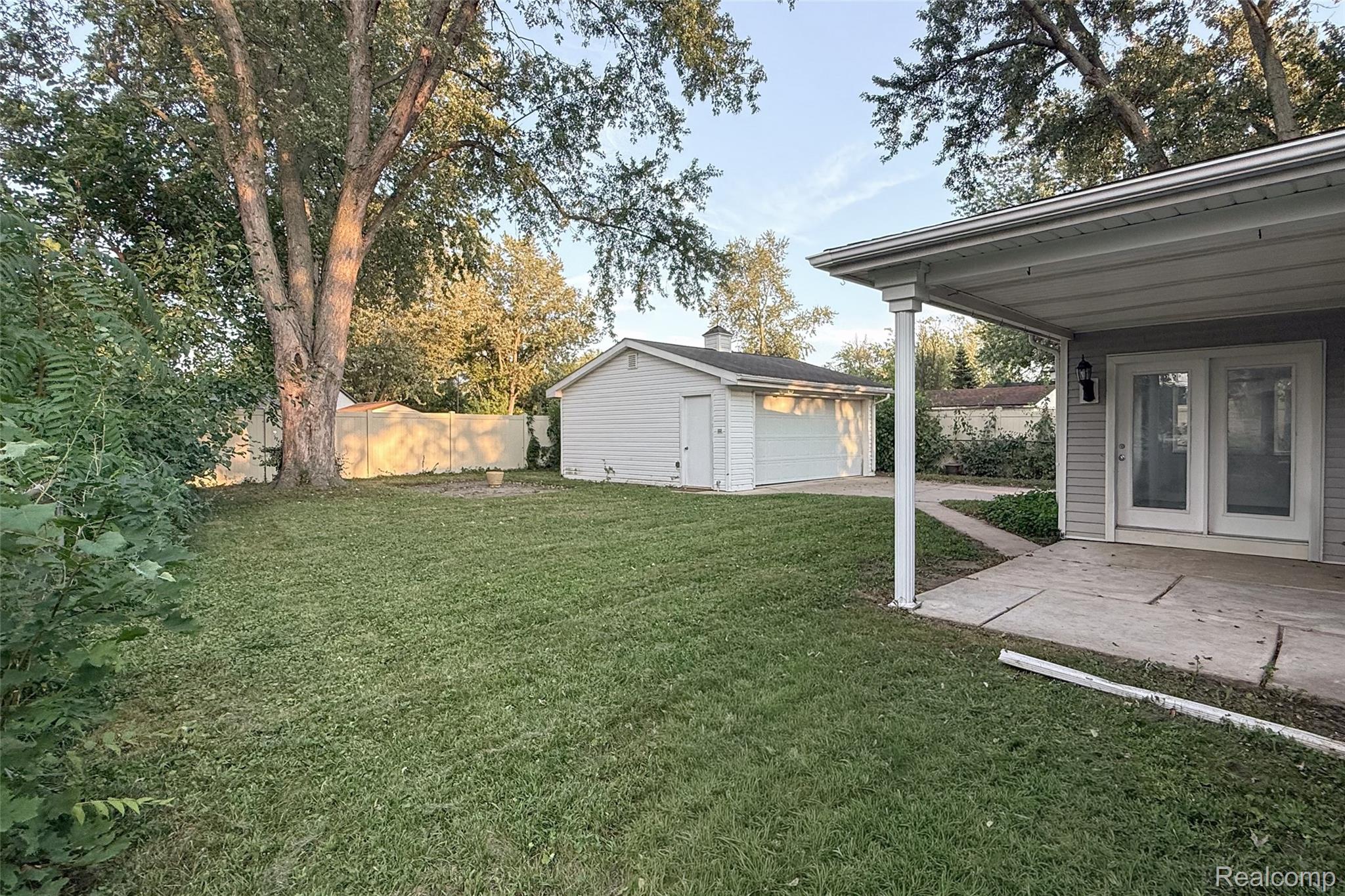 15633 Harriet Street Property Photo 48