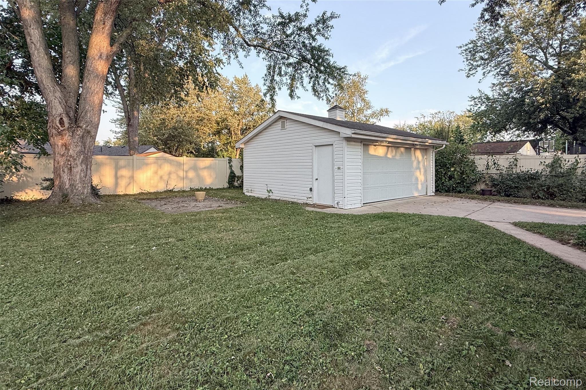 15633 Harriet Street Property Photo 49