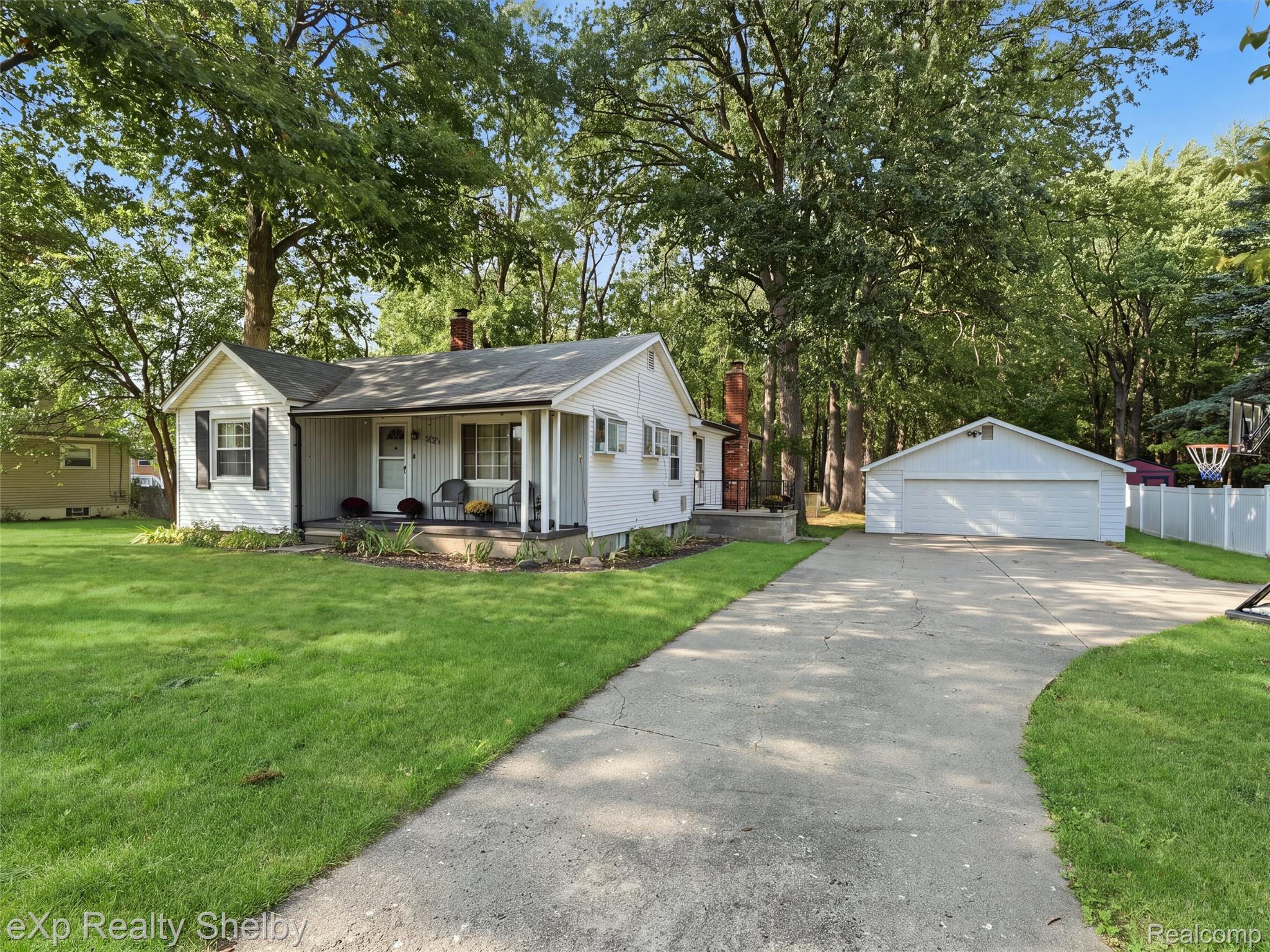920 W Gardenia Avenue Property Photo 2