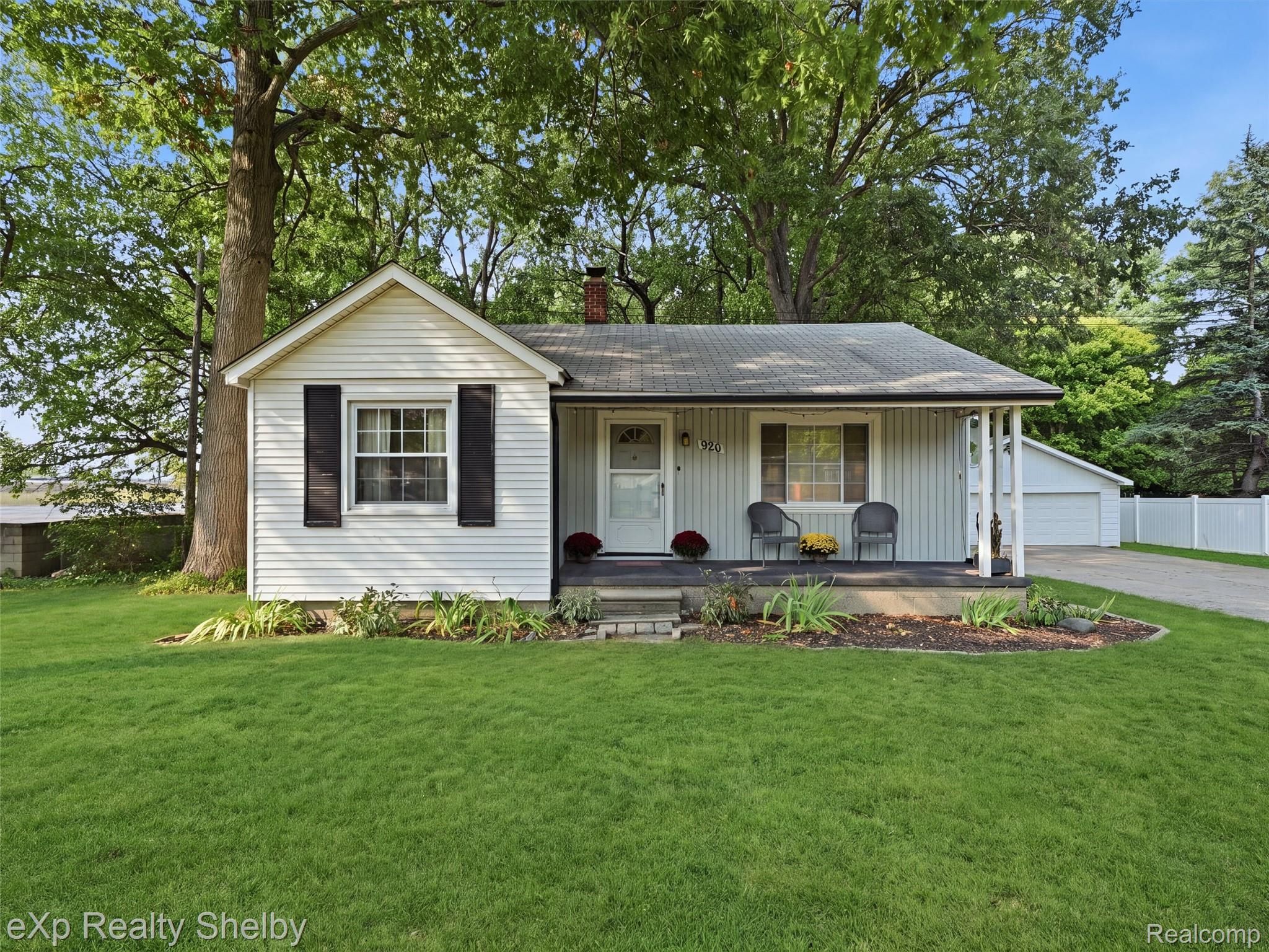 920 W Gardenia Avenue Property Photo 4