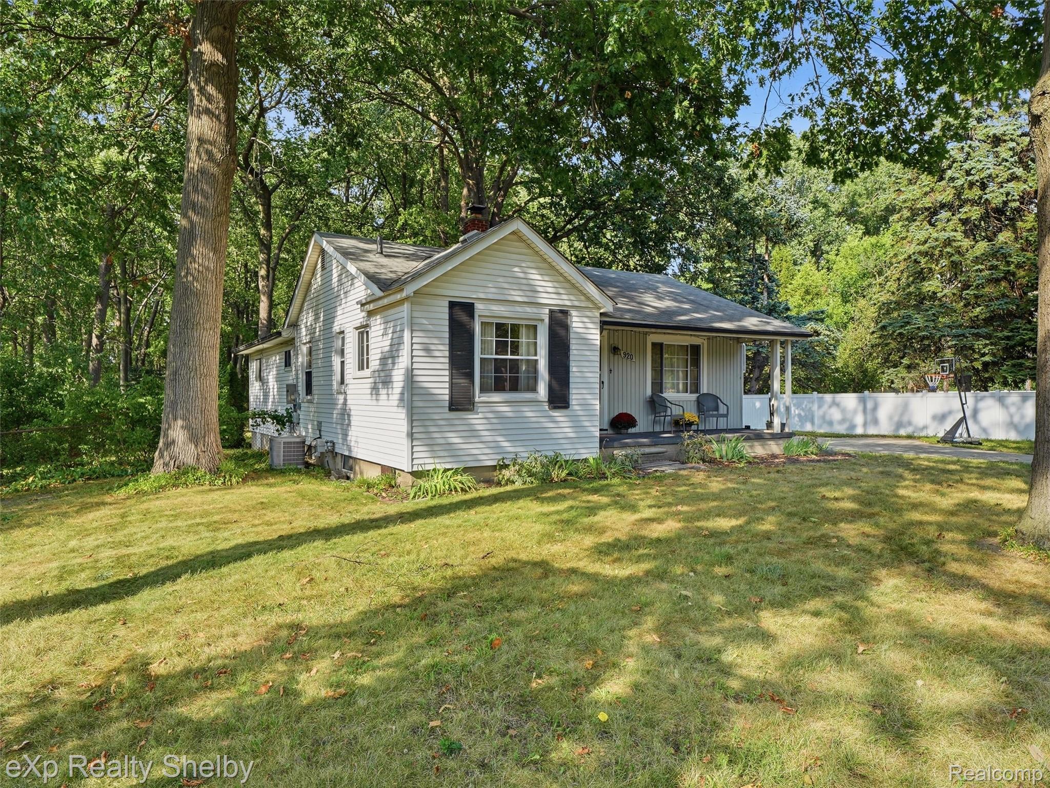 920 W Gardenia Avenue Property Photo 5