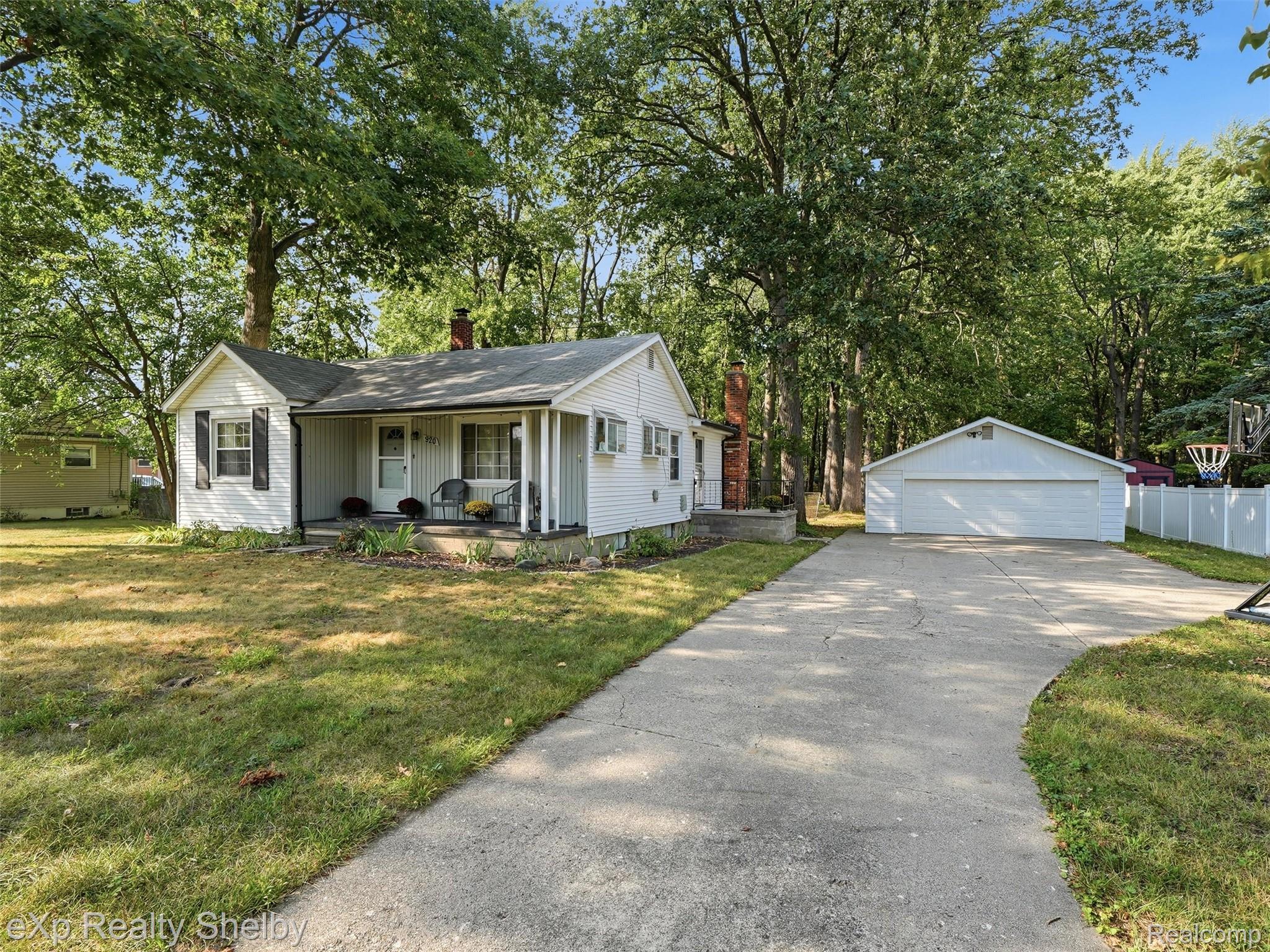 920 W Gardenia Avenue Property Photo 6