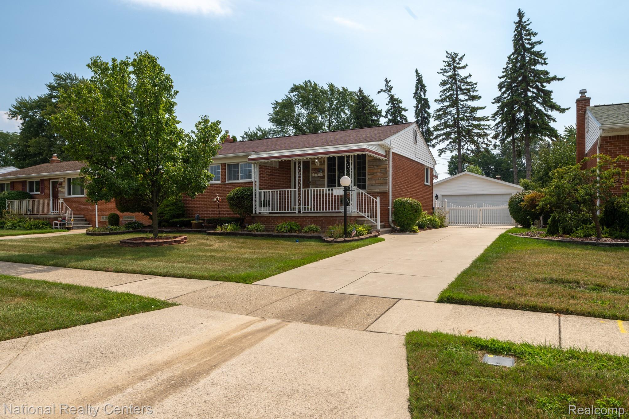 27923 Maplewood Street Property Photo 1