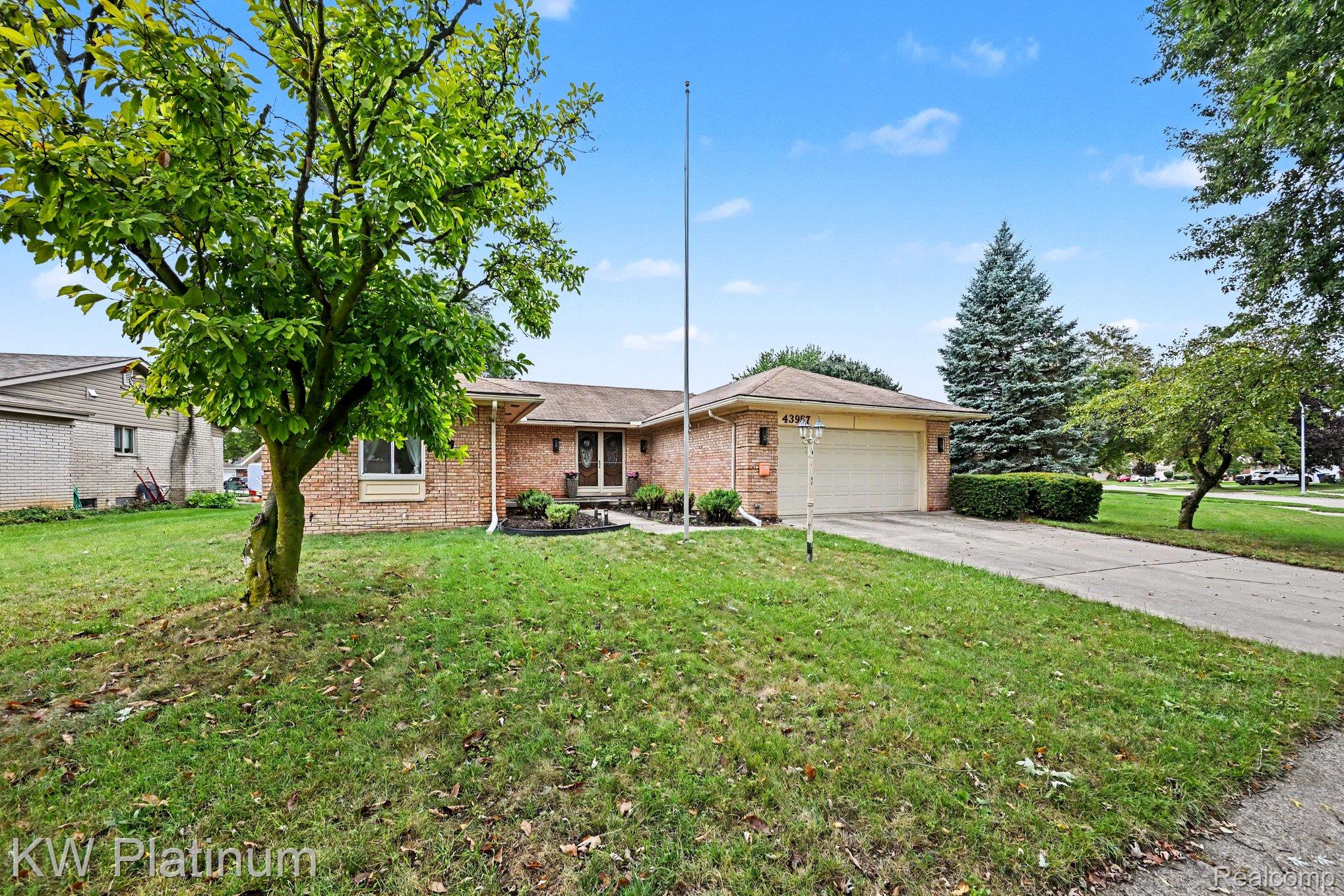 43957 Southampton Drive Property Photo 3