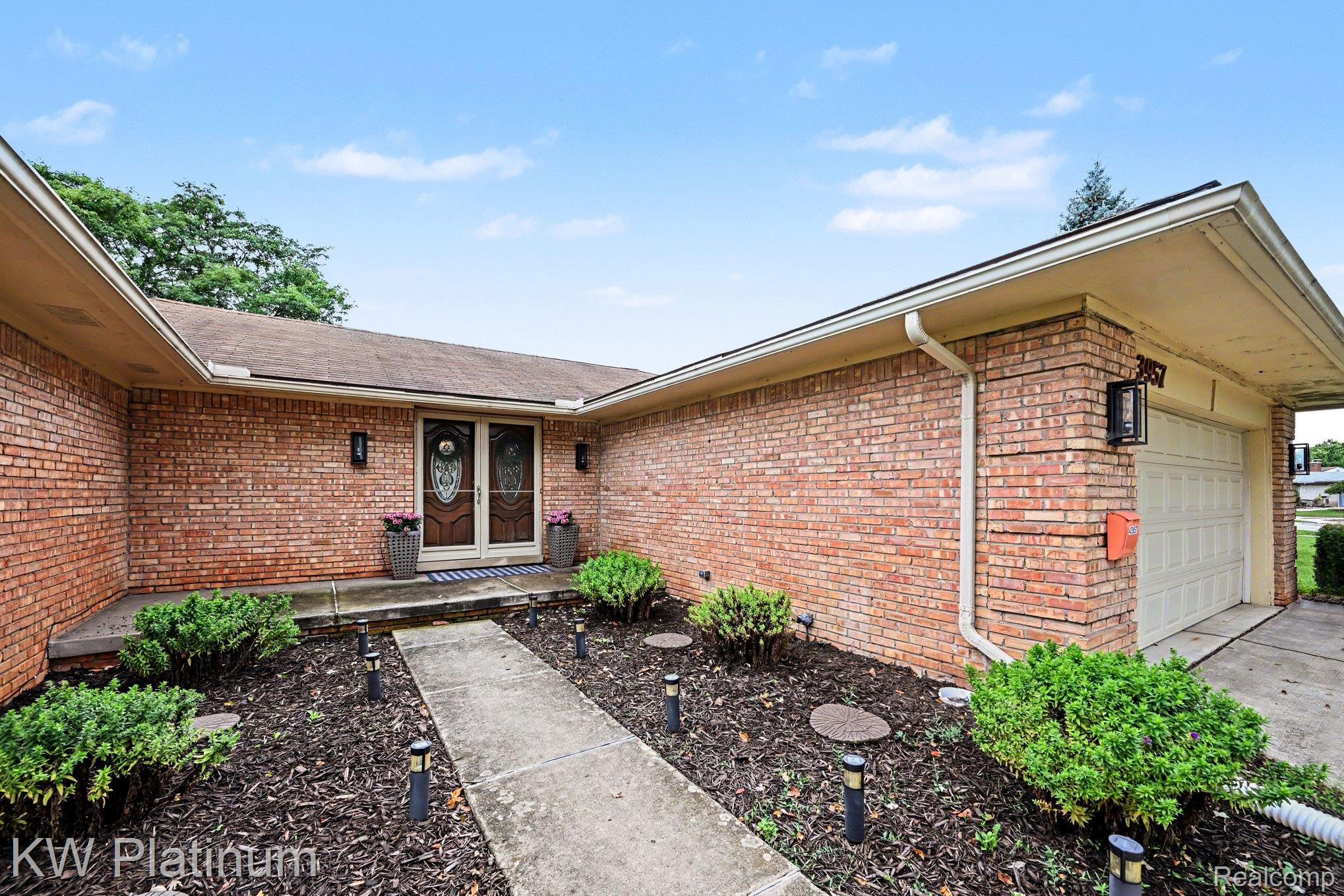 43957 Southampton Drive Property Photo 4