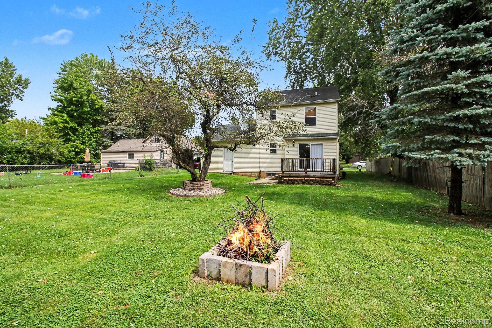 212 S Clark Street Property Photo 4